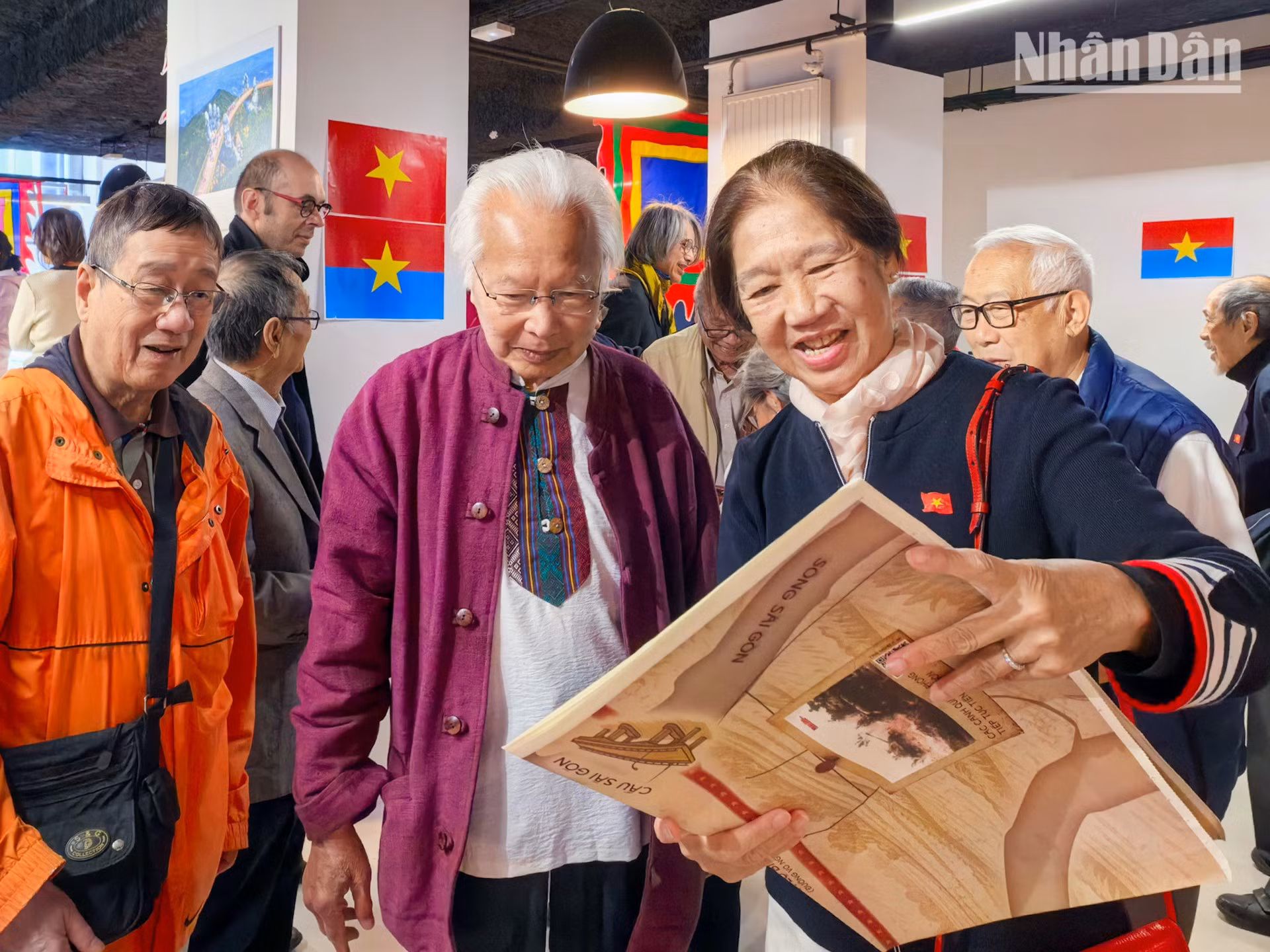 Sosteniendo en la mano el regalo de Nhan Dan, numerosos connacionales mayores no pueden contener sus emociones al evocar sus pasadas actividades de solidaridad hacia la Patria: manifestarse, propagar y convocar a mítines contra la guerra y llamar al apoyo de los amigos franceses por la paz en Vietnam.