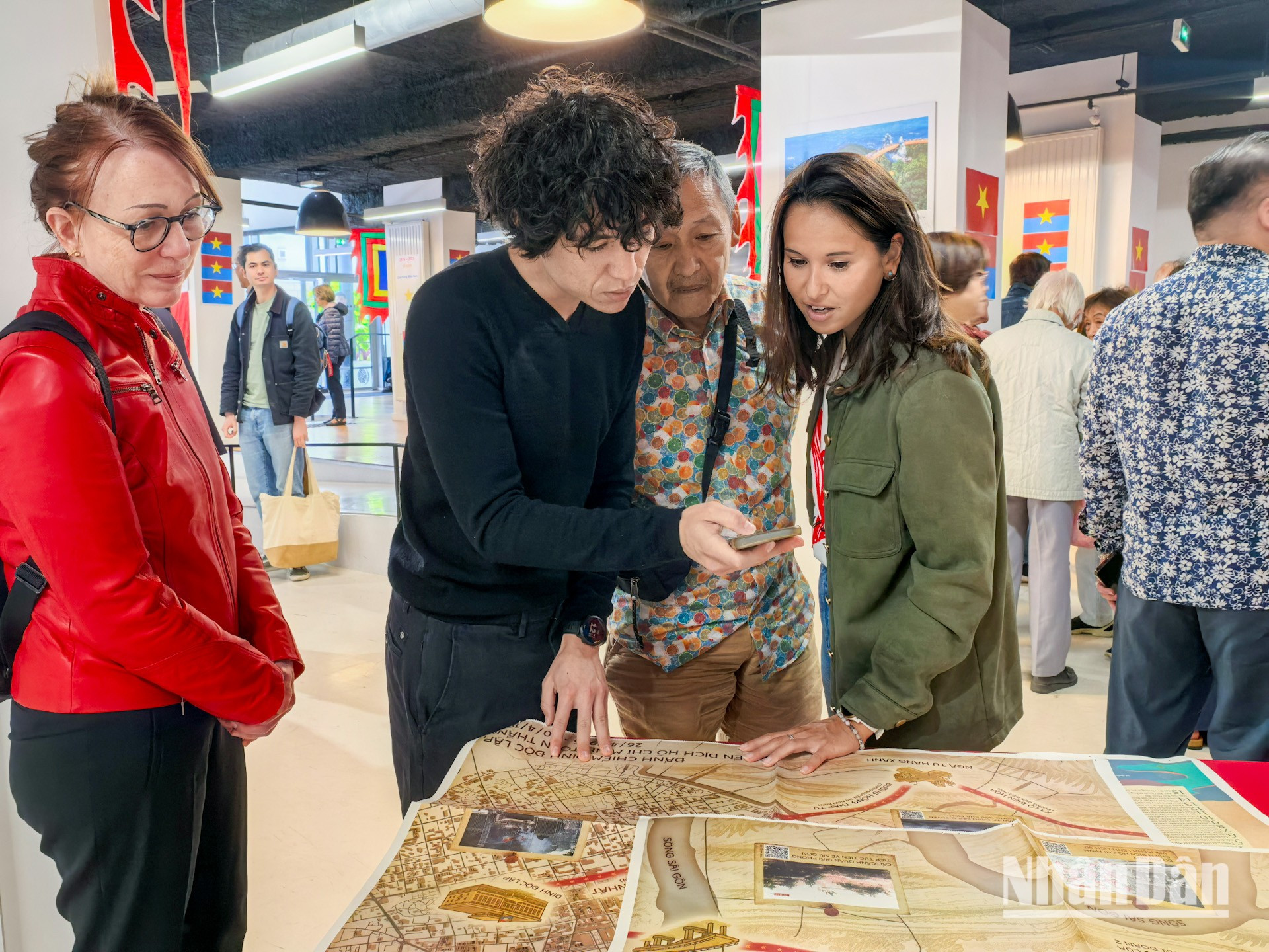 Gracias a esta actividad divulgativa, los vietnamitas mayores residentes en el extranjero pueden confiar en que las generaciones sucesoras continuarán conservando la unidad y el apego hacia la Patria. Gracias a esta actividad divulgativa, los vietnamitas mayores residentes en el extranjero pueden confiar en que las generaciones sucesoras continuarán conservando la unidad y el apego hacia la Patria.