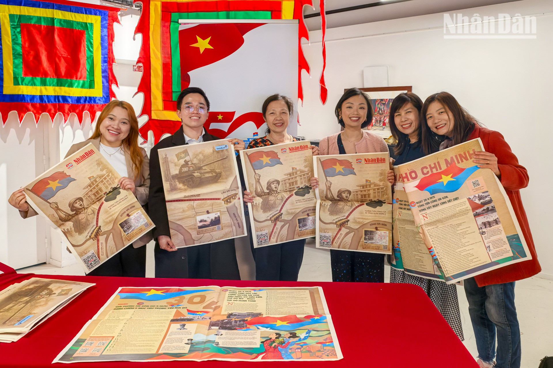 La victoria de 1975 fue la cristalización de la voluntad de toda la nación, la cual también contó con una gran contribución de los coterráneos en el exterior. Sobre la base de esos valores la diáspora vietnamita en Francia sigue progresando e integrándose profundamente en el país anfitrión, y aportando con dinamismo al florecimiento de la Patria. La victoria de 1975 fue la cristalización de la voluntad de toda la nación, la cual también contó con una gran contribución de los coterráneos en el exterior. Sobre la base de esos valores la diáspora vietnamita en Francia sigue progresando e integrándose profundamente en el país anfitrión, y aportando con dinamismo al florecimiento de la Patria.