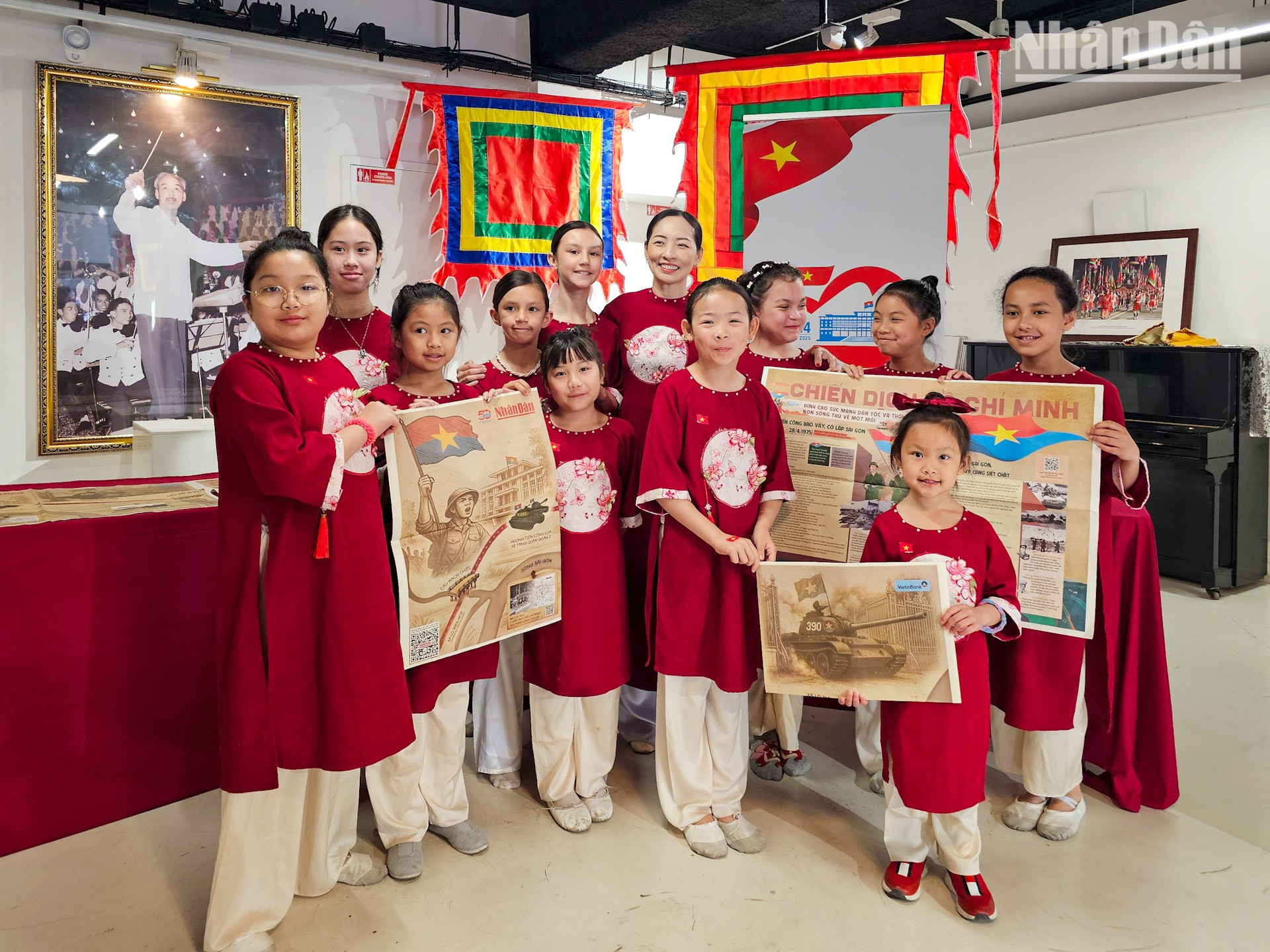 Phan Tuong Vi, maestra de danza en una escuela local, informó de que los niños de ascendencia vietnamita en Francia también tienen acceso a clases sobre su historia, cultura, idioma y raíces vietnamitas. En este sentido, los materiales de aprendizaje en plataformas multimedia, como los de Nhan Dan, prometen ser un enfoque innovador para los pequeños compatriotas de tercera o cuarta generación, ya que les inculcan el afán por conocer la historia de su terruño. Phan Tuong Vi, maestra de danza en una escuela local, informó de que los niños de ascendencia vietnamita en Francia también tienen acceso a clases sobre su historia, cultura, idioma y raíces vietnamitas. En este sentido, los materiales de aprendizaje en plataformas multimedia, como los de Nhan Dan, prometen ser un enfoque innovador para los pequeños compatriotas de tercera o cuarta generación, ya que les inculcan el afán por conocer la historia de su terruño.