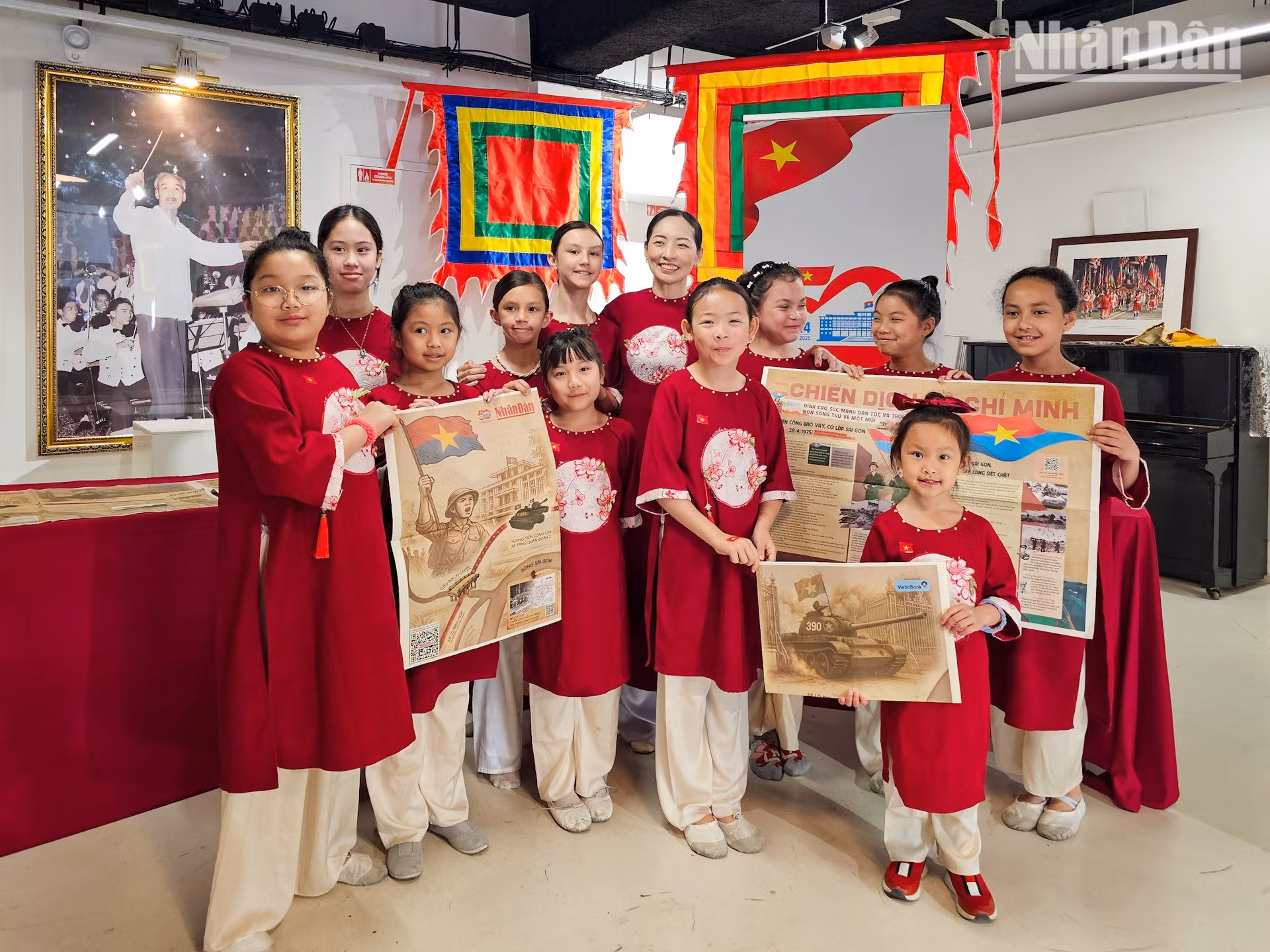 Phan Tuong Vi, maestra de danza en una escuela local, informó de que los niños de ascendencia vietnamita en Francia también tienen acceso a clases sobre su historia, cultura, idioma y raíces vietnamitas. En este sentido, los materiales de aprendizaje en plataformas multimedia, como los de Nhan Dan, prometen ser un enfoque innovador para los pequeños compatriotas de tercera o cuarta generación, ya que les inculcan el afán por conocer la historia de su terruño.