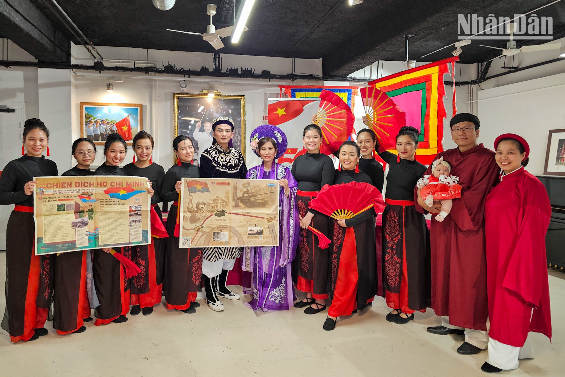 El suplemento especial de Nhan Dan en ocasión del 50 aniversario del 30 de abril de 1975 recrea la primavera de la independencia y la reunificación, y avizora primaveras de unidad y esperanza sobre una nueva era, la del ascenso de la nación. El suplemento especial de Nhan Dan en ocasión del 50 aniversario del 30 de abril de 1975 recrea la primavera de la independencia y la reunificación, y avizora primaveras de unidad y esperanza sobre una nueva era, la del ascenso de la nación.