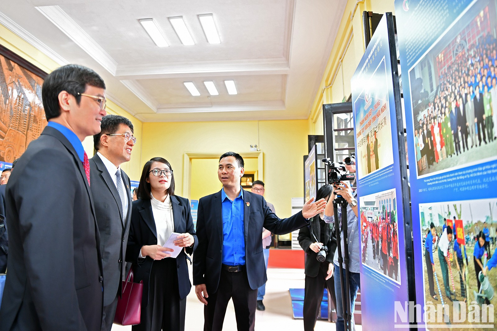 Delegados recorren una exposición sobre las relaciones entre los jóvenes de los dos países. Delegados recorren una exposición sobre las relaciones entre los jóvenes de los dos países.