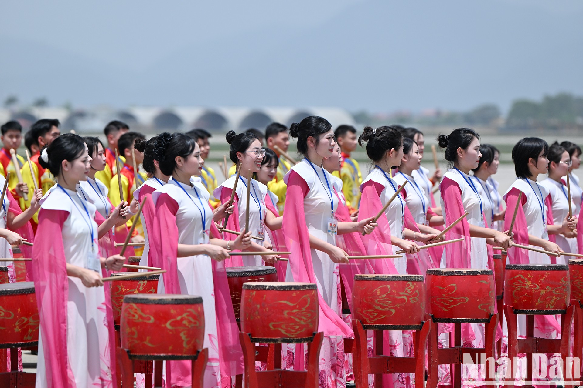 Una actuación de tambor de bienvenida al máximo dirigente chino. Una actuación de tambor de bienvenida al máximo dirigente chino.