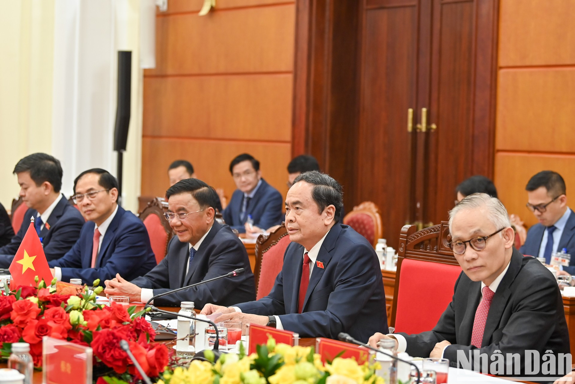 El presidente de la Asamblea Nacional de Vietnam, Tran Thanh Man, da palabras.