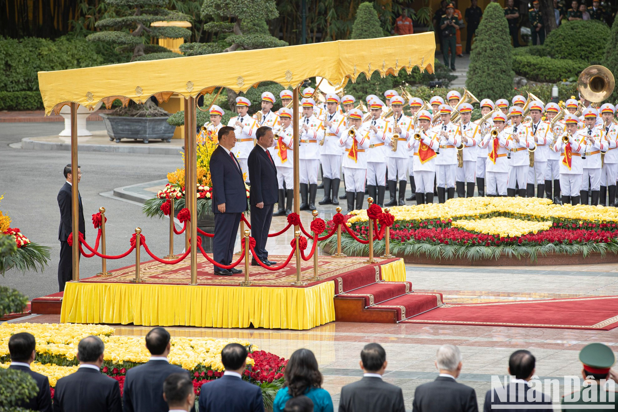 Los dos dirigentes en el acto de interpretación del himno nacional. Los dos dirigentes en el acto de interpretación del himno nacional.