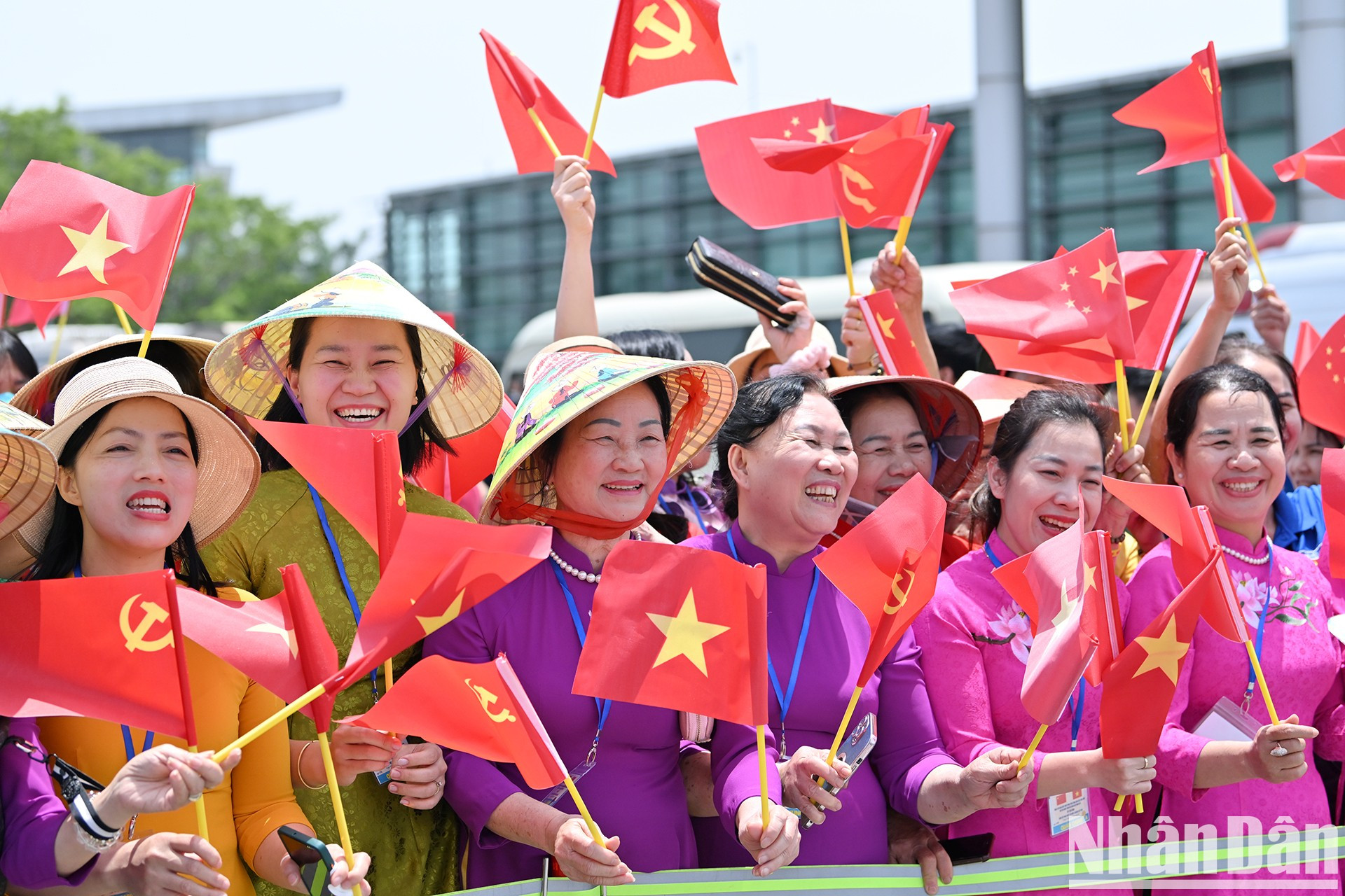 Ciudadanos de Hanói saludan al líder chino. Ciudadanos de Hanói saludan al líder chino.