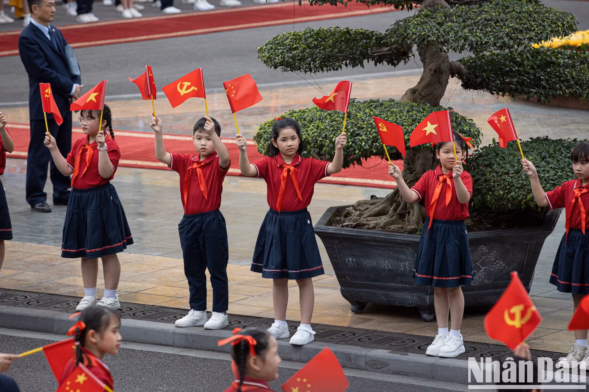 Niños capitalinos participan en el acto.