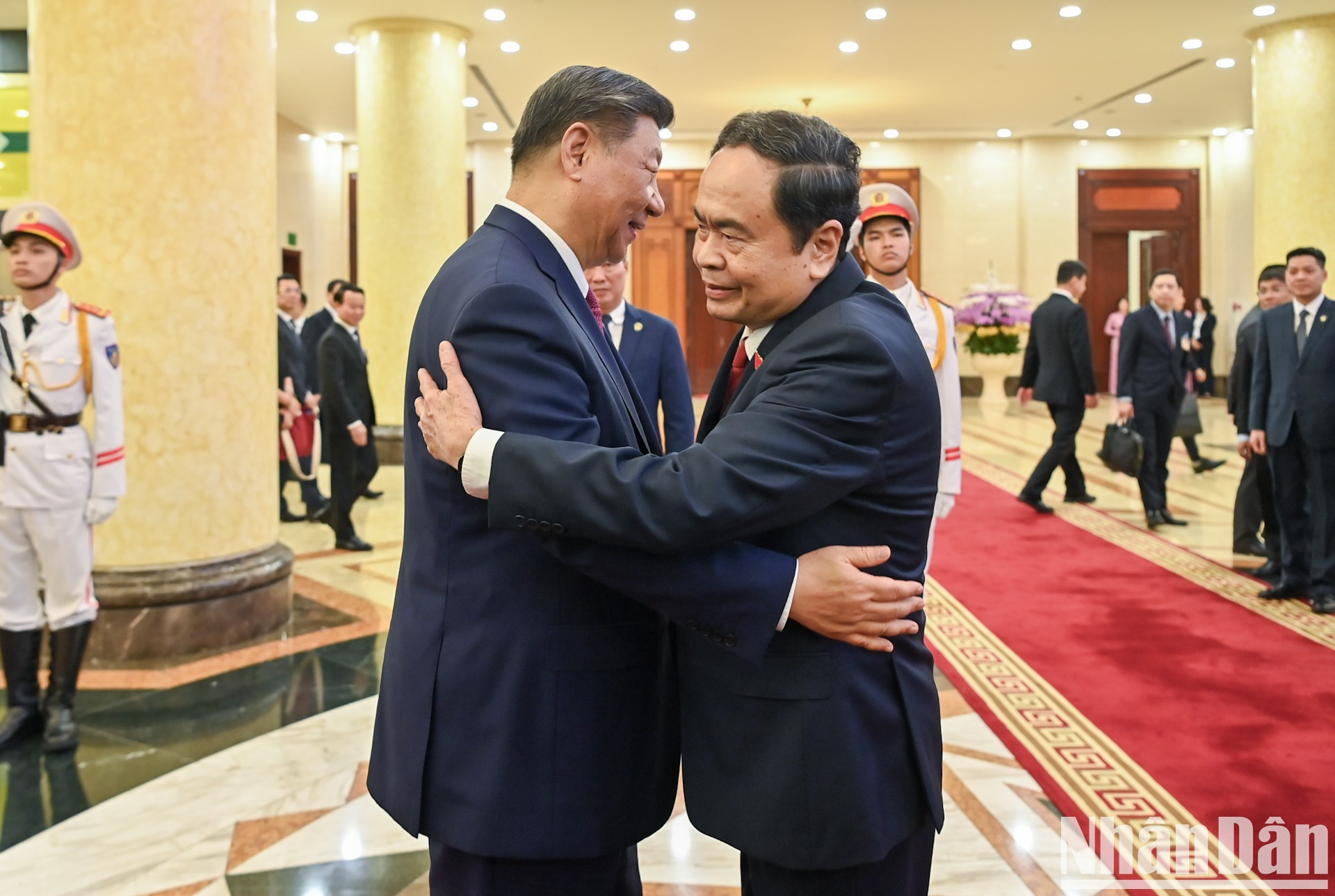 El presidente de la Asamblea Nacional de Vietnam, Tran Thanh Man, recibe al secretario general del Partido Comunista de China y presidente chino, Xi Jinping.