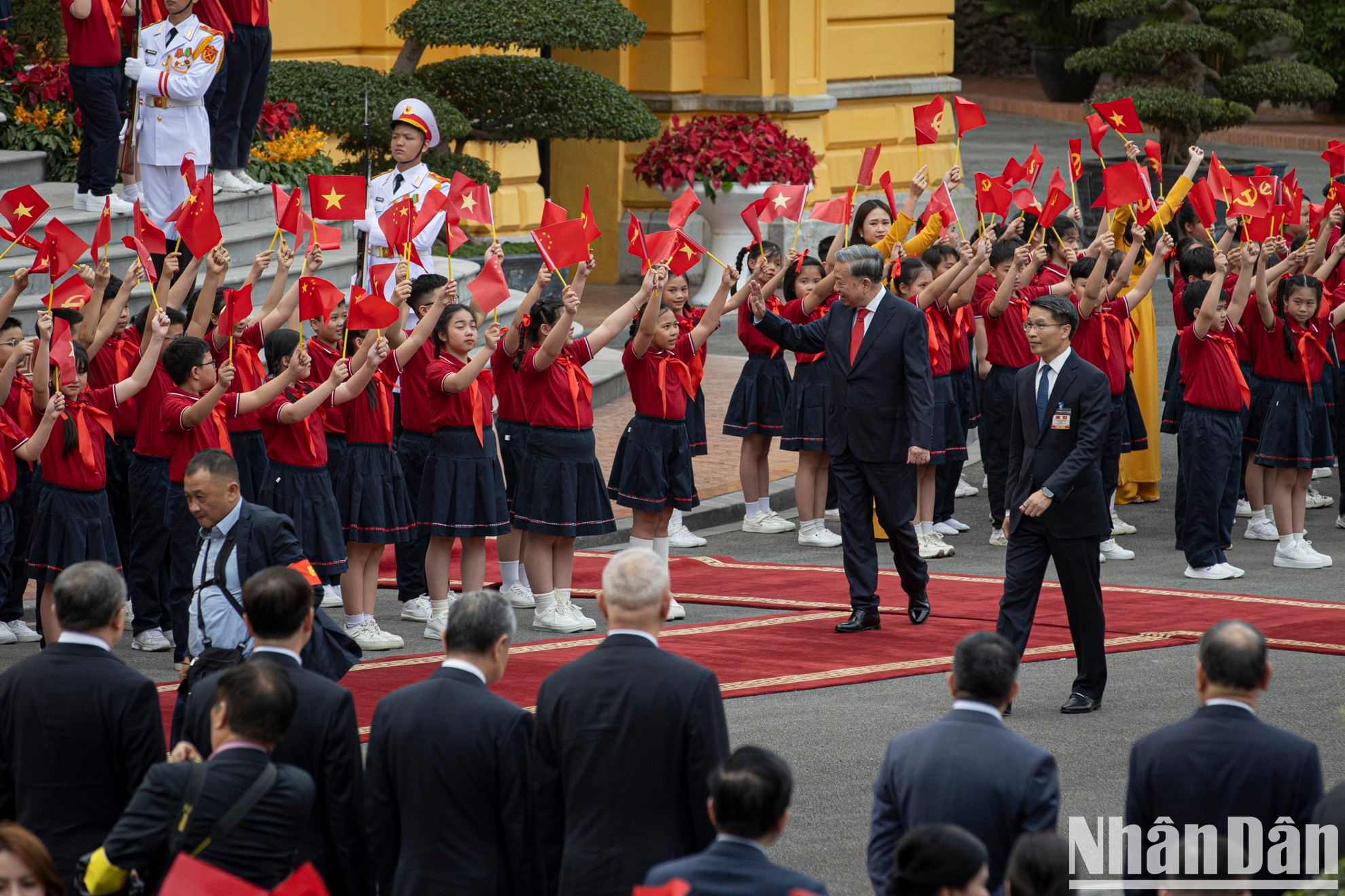 El secretario general del PCV, To Lam, saluda a niños capitalinos. El secretario general del PCV, To Lam, saluda a niños capitalinos.