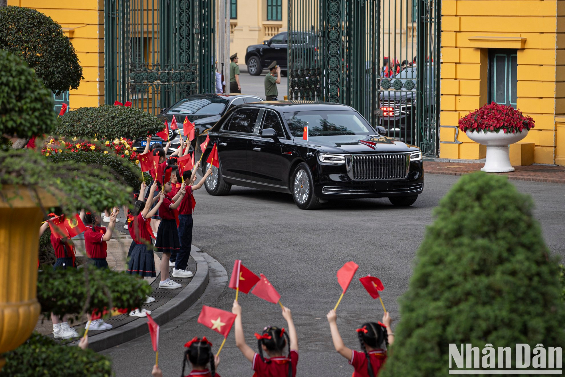 El convoy del secretario general del PCCh y presidente de China, Xi Jinping, entra en el recinto del Palacio Presidencial. El convoy del secretario general del PCCh y presidente de China, Xi Jinping, entra en el recinto del Palacio Presidencial.