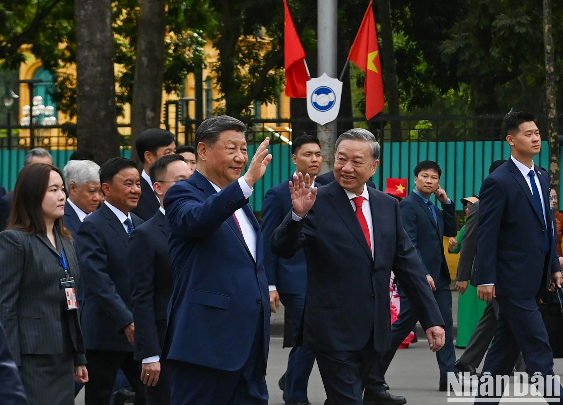 Después de la recepción ceremonial ofrecida al secretario general del PCCh y presidente de China, Xi Jinping, en el Palacio Presidencial, en Hanói, el dirigente camina junto al secretario general del PCV, To Lam, a la sede del Comité Central de esa fuerza política vietnamita entre los vítores de la gente. Después de la recepción ceremonial ofrecida al secretario general del PCCh y presidente de China, Xi Jinping, en el Palacio Presidencial, en Hanói, el dirigente camina junto al secretario general del PCV, To Lam, a la sede del Comité Central de esa fuerza política vietnamita entre los vítores de la gente.