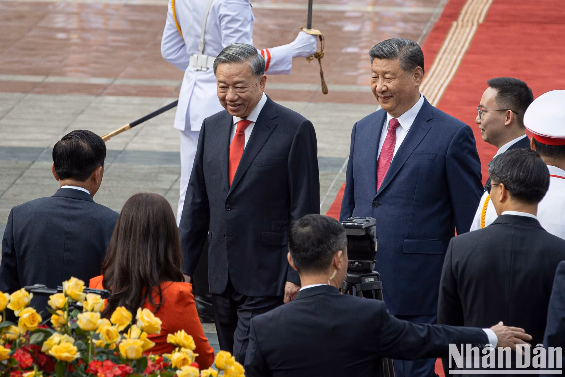 El secretario general del PCV, To Lam, presenta a los delegados vietnamitas al líder chino.