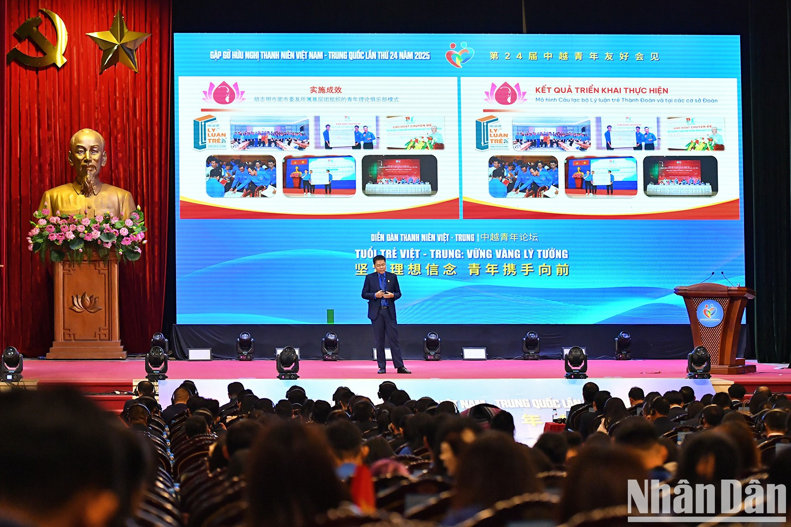 Un joven orador presenta su ponencia. Un joven orador presenta su ponencia.