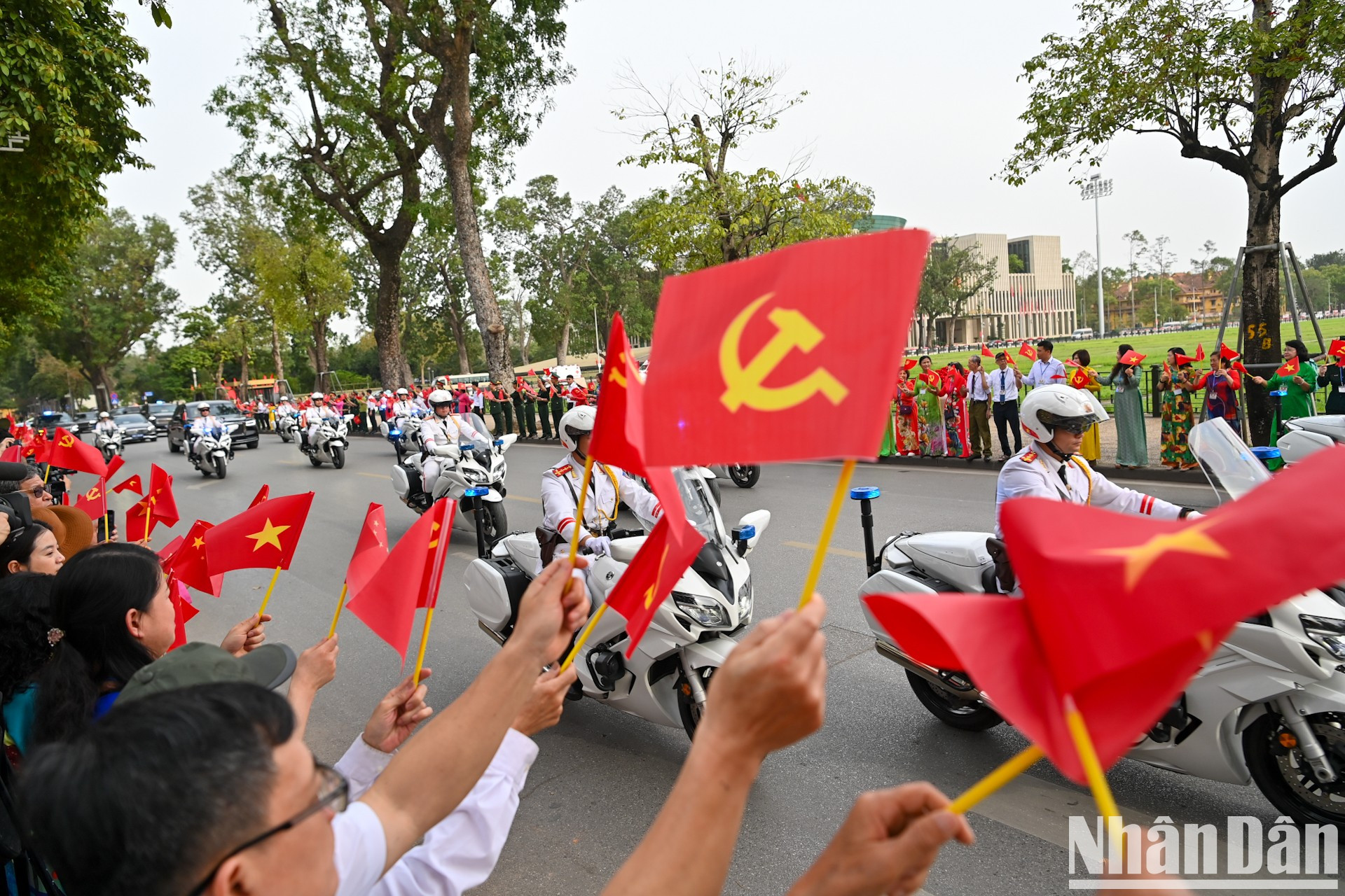 Calurosa bienvenida de los capitalinos vietnamitas al secretario general del PCCh y presidente de China, Xi Jinping. Calurosa bienvenida de los capitalinos vietnamitas al secretario general del PCCh y presidente de China, Xi Jinping.