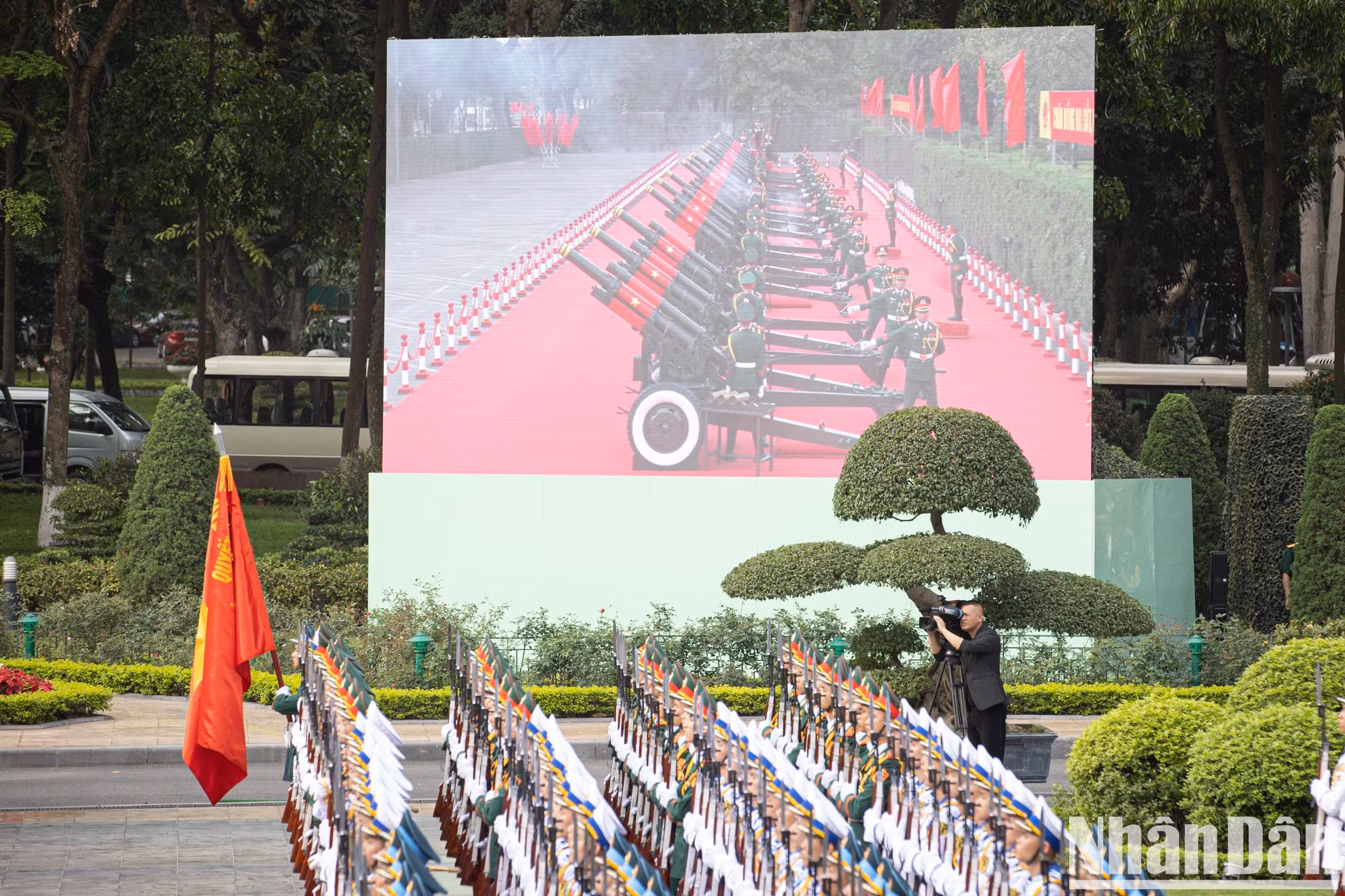 Se realiza una salva de 21 cañonazos en saludo a la visita de Estado del máximo dirigente chino a Vietnam.