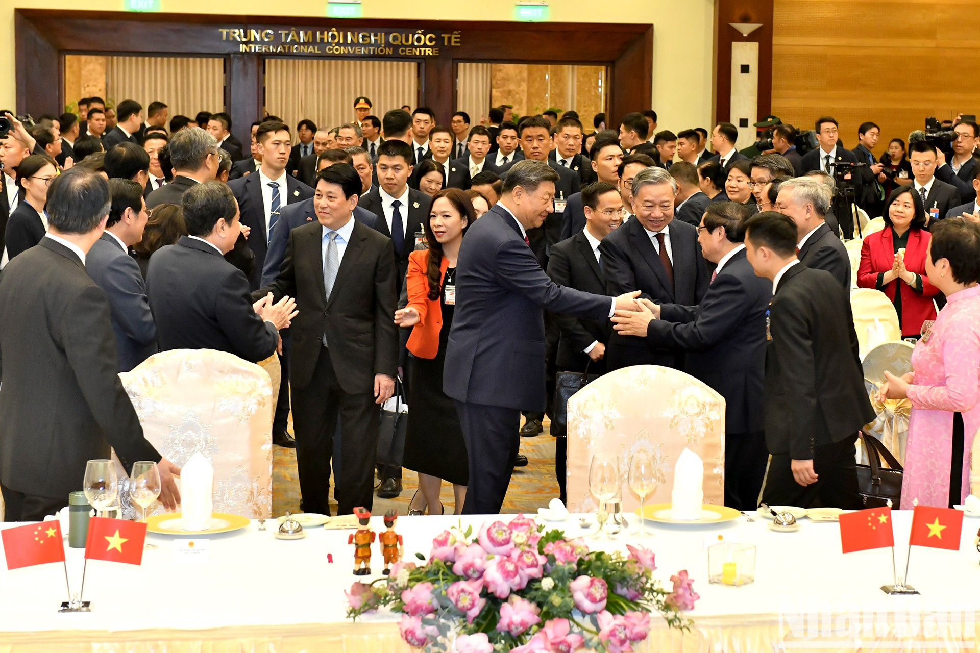 Los invitados se socializan durante el banquete. Los invitados se socializan durante el banquete.