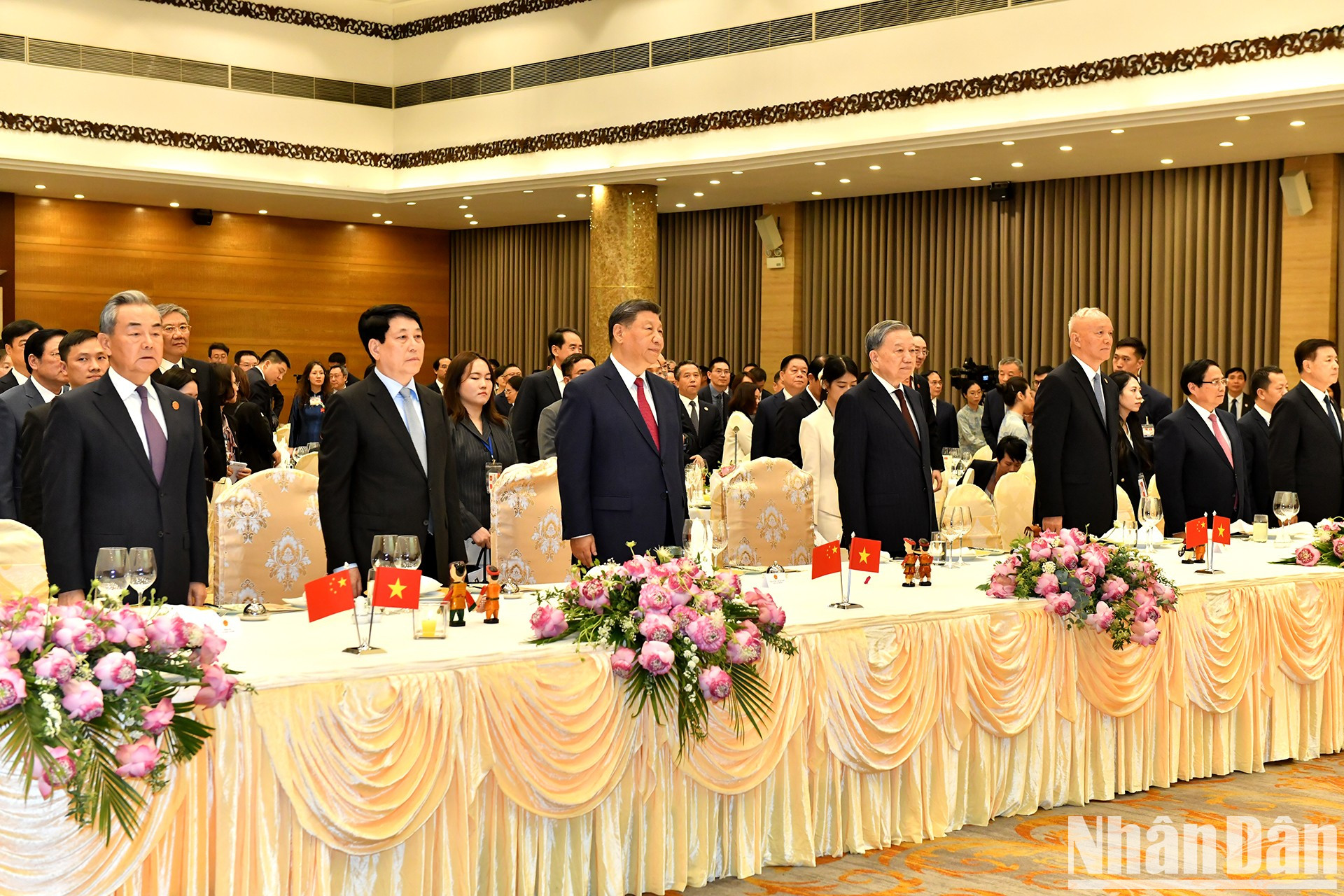 Anfitriones e invitados en el acto de saludo a bandera. Anfitriones e invitados en el acto de saludo a bandera.