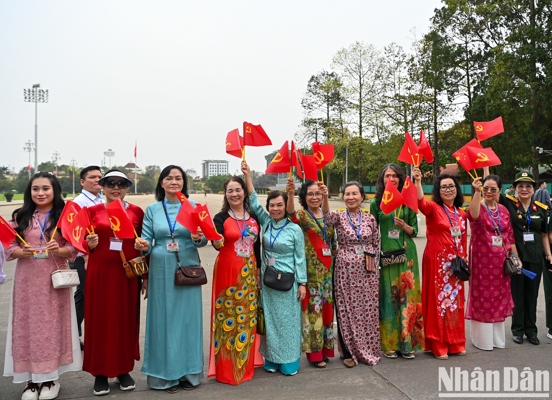 Ciudadanas salen ataviadas con la túnica tradicional “ao dai” para saludar la llegada del máximo dirigente del país vecino. Ciudadanas salen ataviadas con la túnica tradicional “ao dai” para saludar la llegada del máximo dirigente del país vecino.