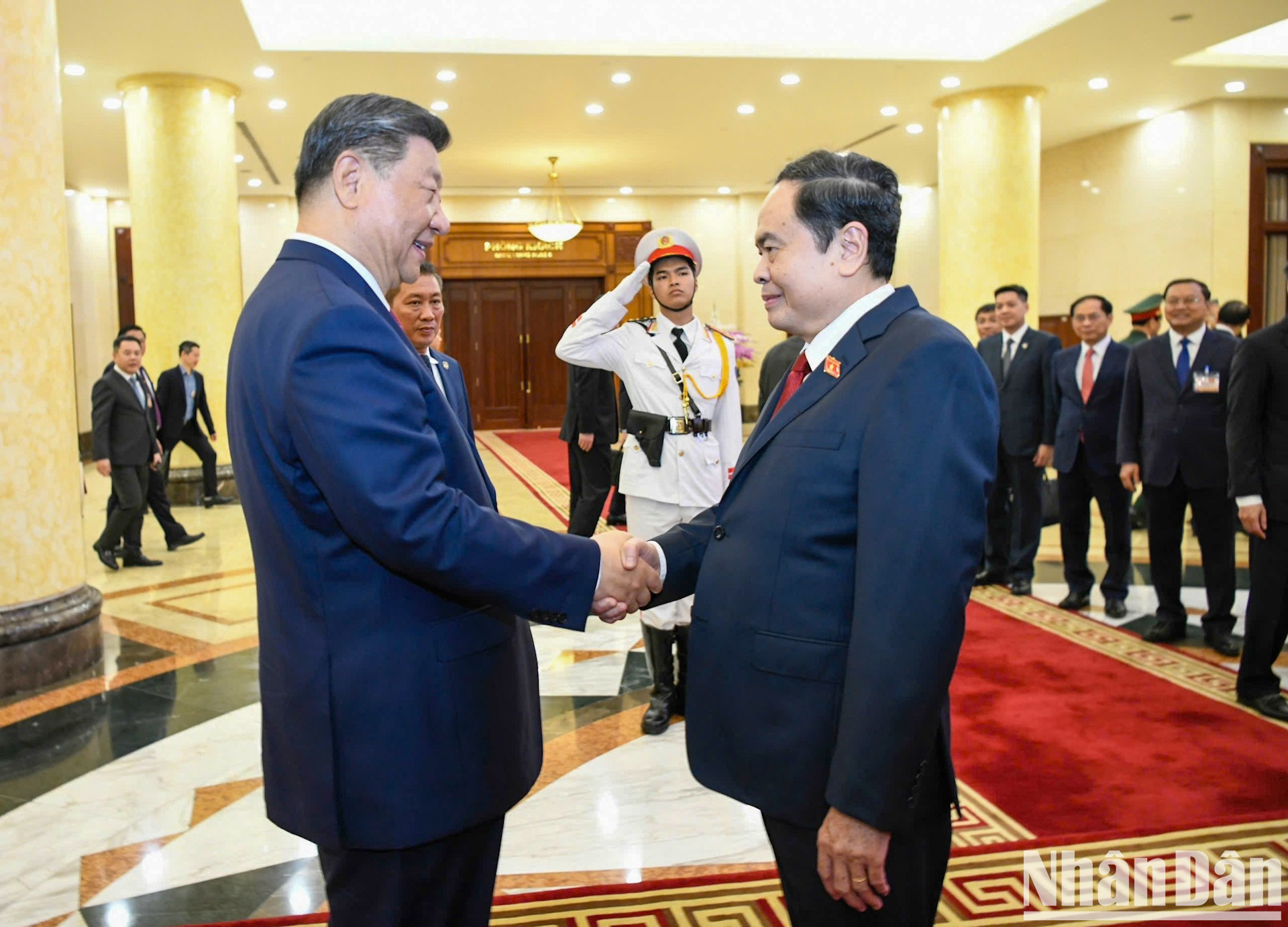 El presidente de la Asamblea Nacional de Vietnam, Tran Thanh Man, recibe al secretario general del Partido Comunista de China y presidente chino, Xi Jinping.