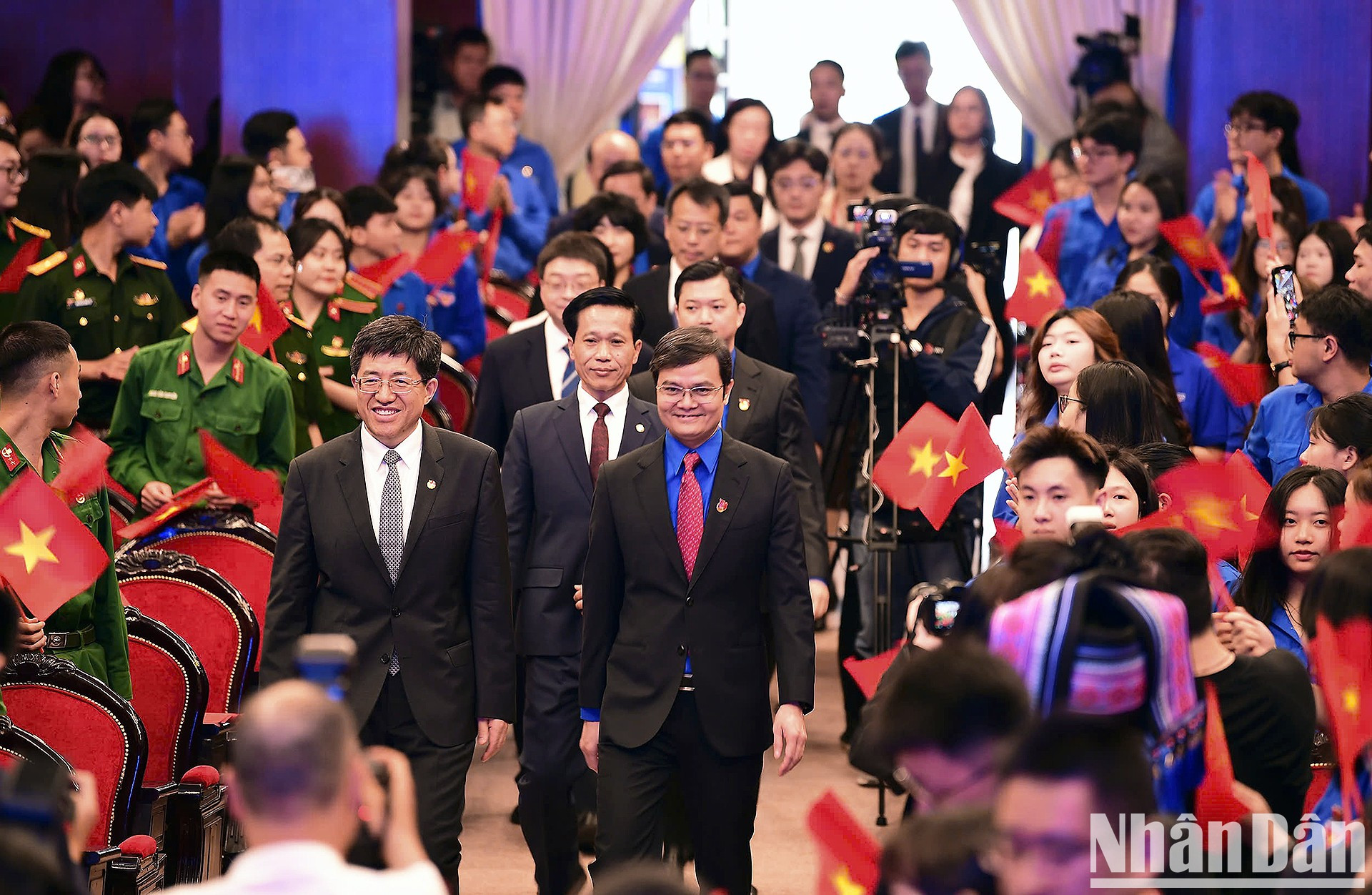Encabezan las delegaciones de los dos países Bui Quang Huy, miembro suplente del Comité Central del Partido Comunista de Vietnam y primer secretario del Comité Central de la Unión de Jóvenes Comunistas Ho Chi Minh, y A Dong, primer secretario del Comité Central de la Liga de la Juventud Comunista de China. Encabezan las delegaciones de los dos países Bui Quang Huy, miembro suplente del Comité Central del Partido Comunista de Vietnam y primer secretario del Comité Central de la Unión de Jóvenes Comunistas Ho Chi Minh, y A Dong, primer secretario del Comité Central de la Liga de la Juventud Comunista de China.