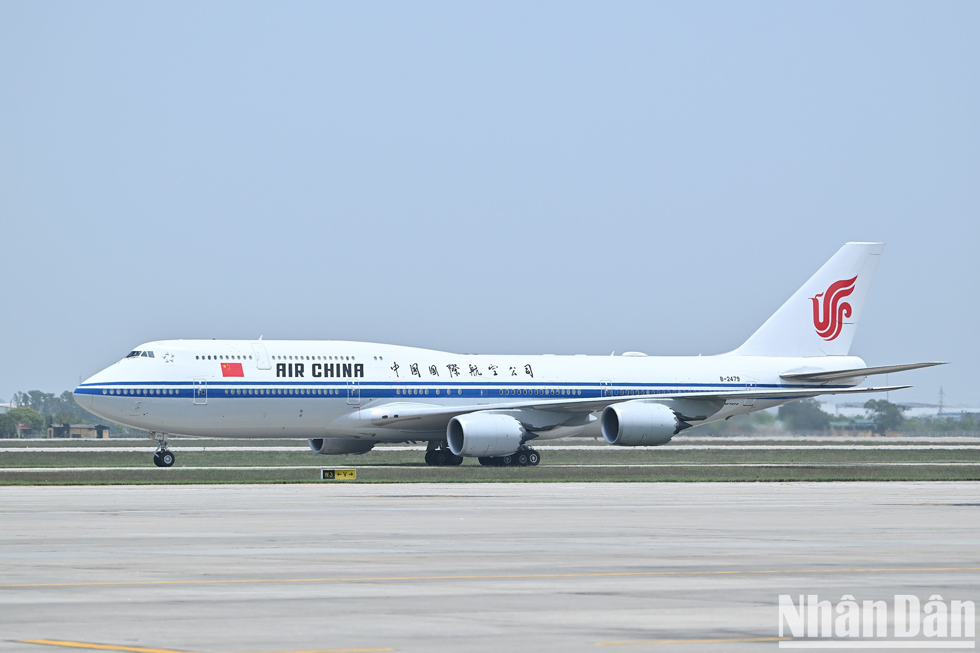 El avión que transporta al secretario general del Partido Comunista de China y presidente chino, Xi Jinping, aterriza en el Aeropuerto Internacional de Noi Bai, en Hanói. El avión que transporta al secretario general del Partido Comunista de China y presidente chino, Xi Jinping, aterriza en el Aeropuerto Internacional de Noi Bai, en Hanói.