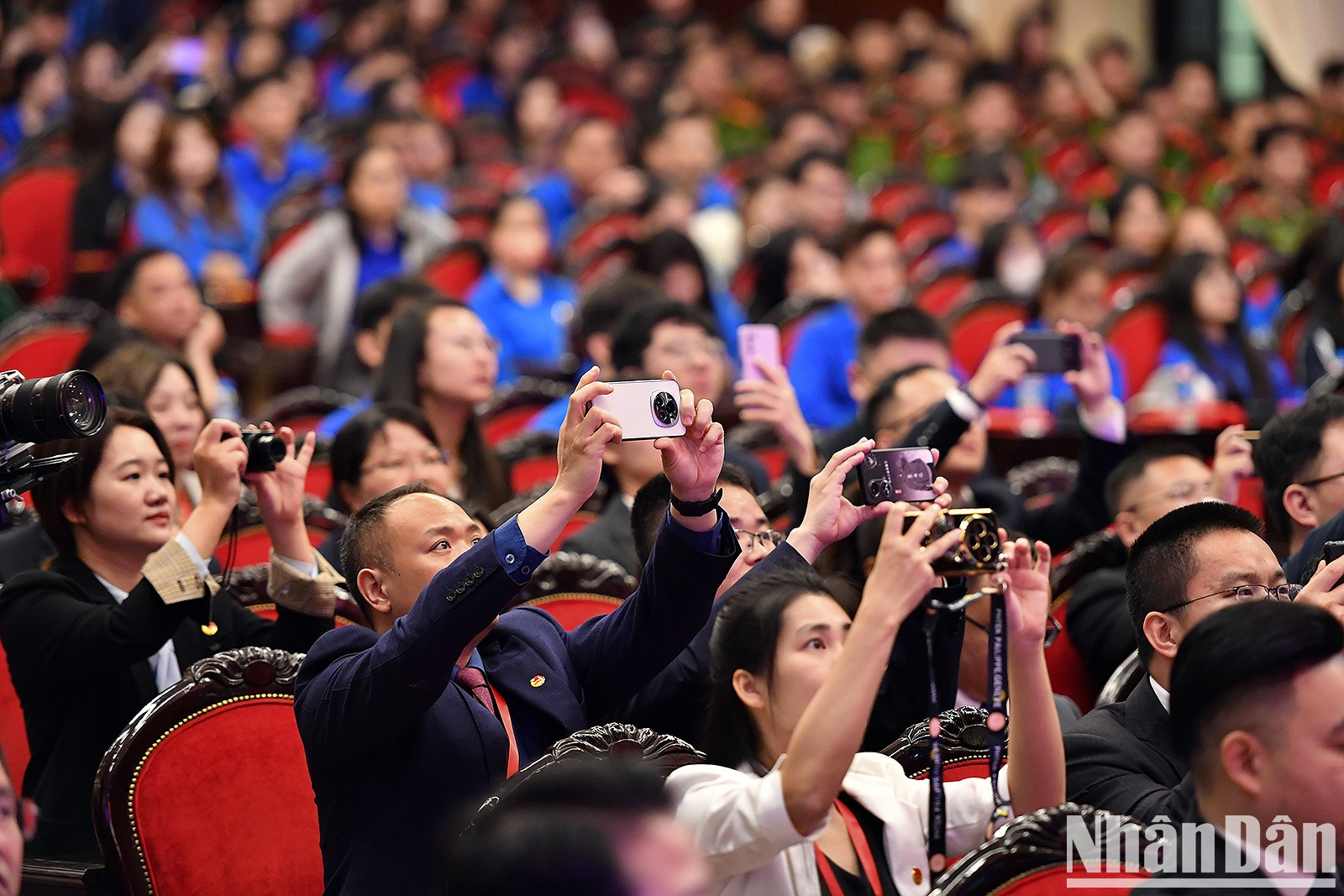 El programa recibe una gran atención de la audiencia. El programa recibe una gran atención de la audiencia.
