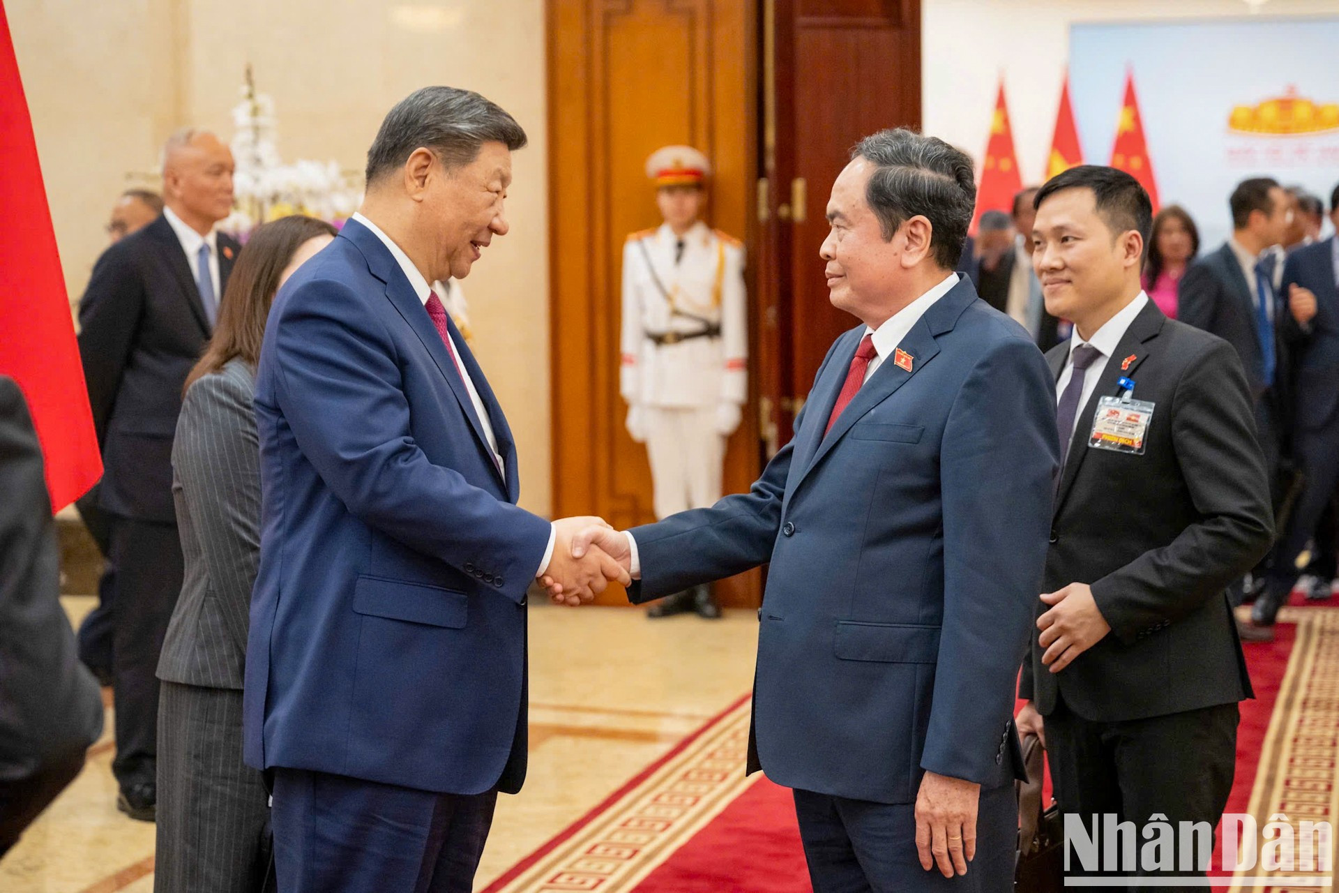 El presidente de la Asamblea Nacional de Vietnam, Tran Thanh Man, conversa con el secretario general del Partido Comunista de China y presidente chino, Xi Jinping.