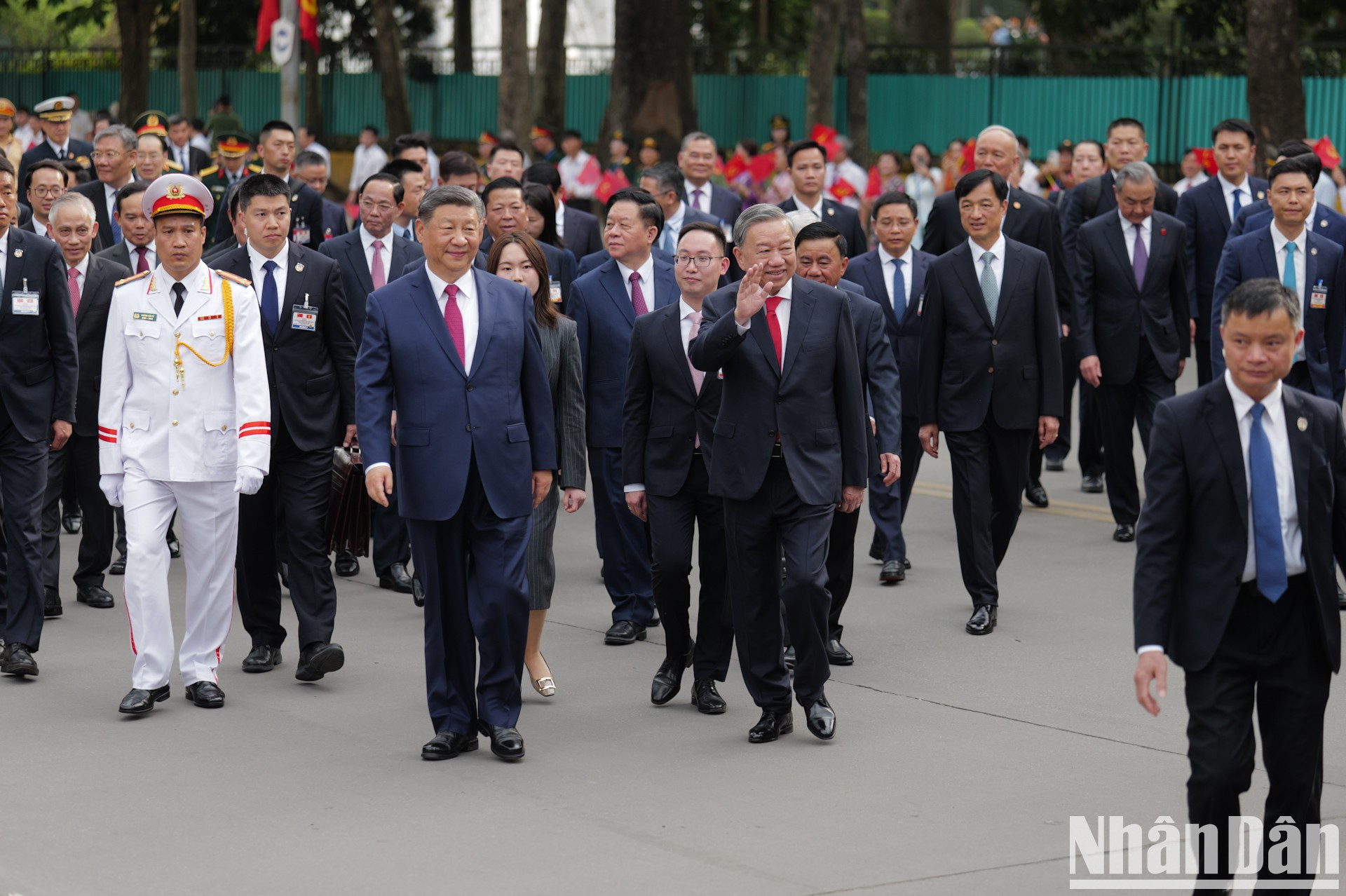 La calle de Hung Vuong se llena de gente que acude para dar la bienvenida a ambos dirigentes. La calle de Hung Vuong se llena de gente que acude para dar la bienvenida a ambos dirigentes.
