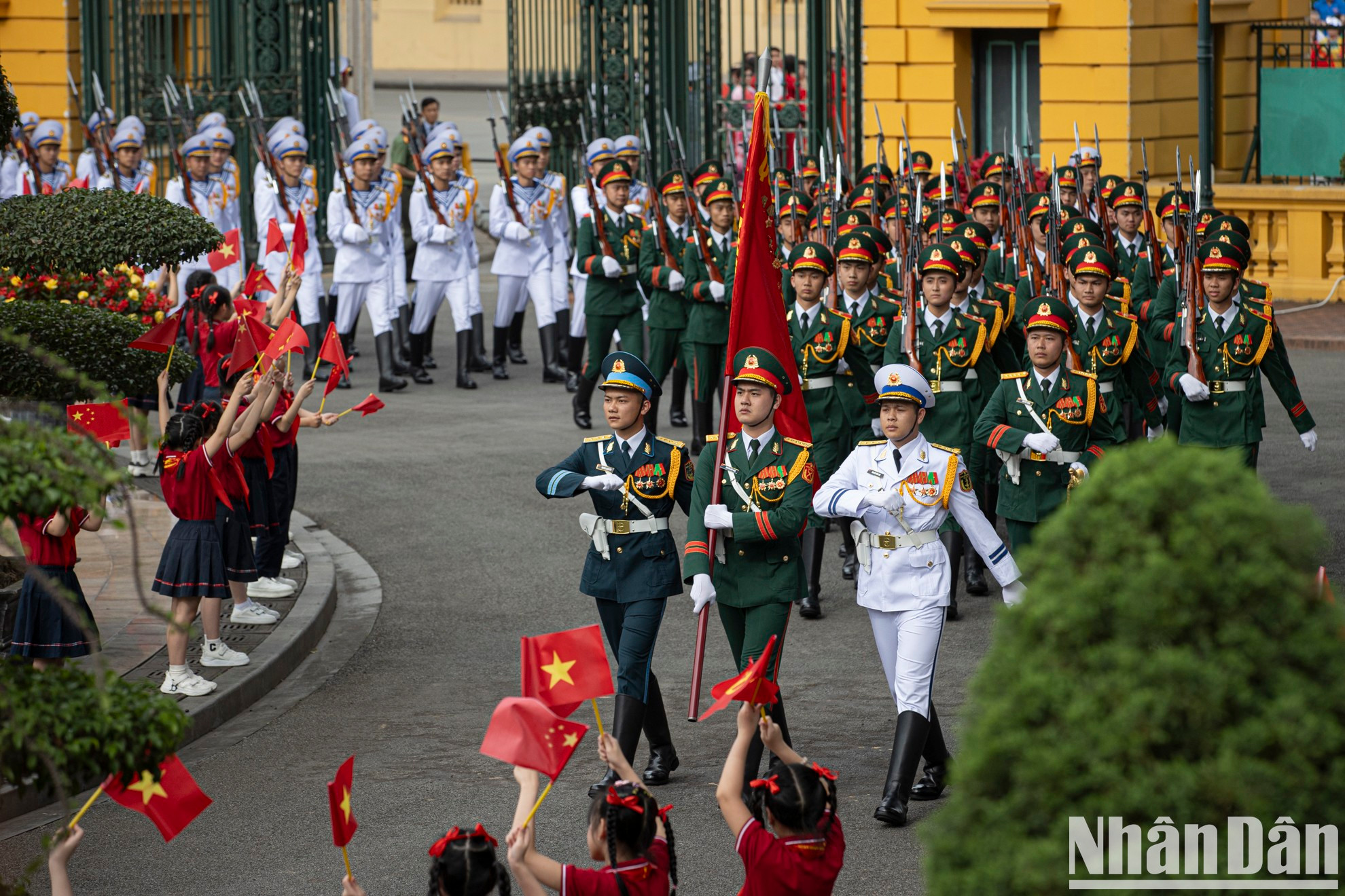 La banda militar avanza a la escena. La banda militar avanza a la escena.