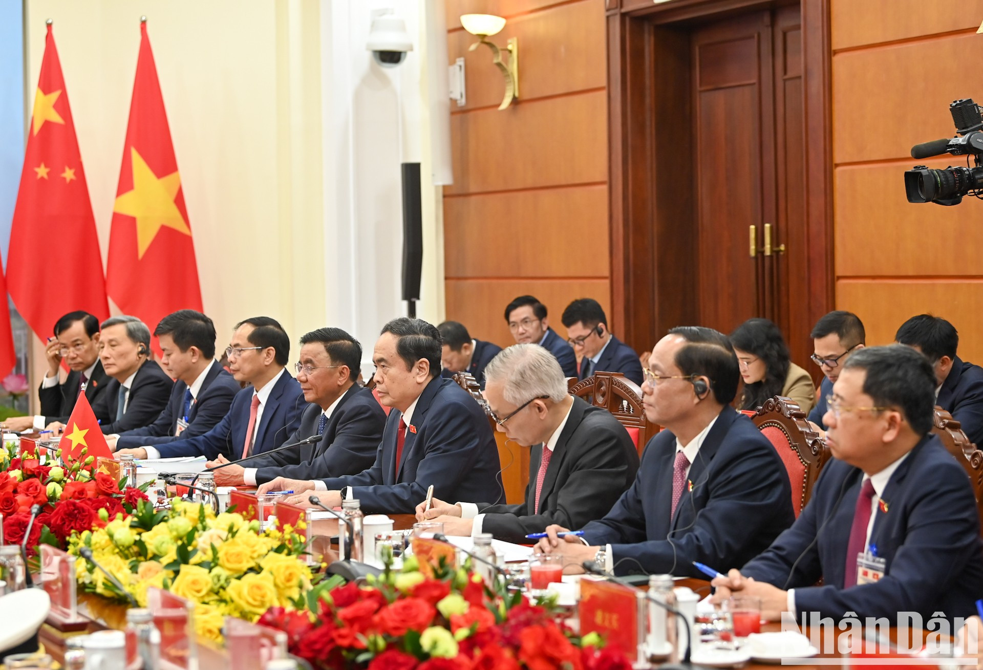 El presidente de la Asamblea Nacional, Tran Thanh Man, y delegados de Vietnam.