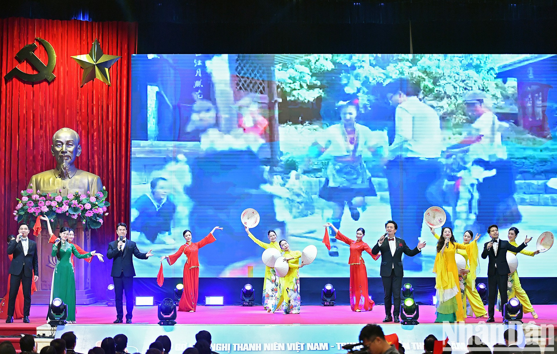 Una actuación artística en el programa. Una actuación artística en el programa.