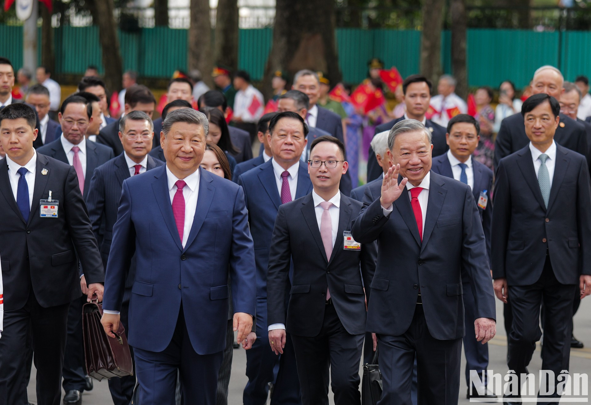 Los dos líderes saludan a ciudadanos. Los dos líderes saludan a ciudadanos.