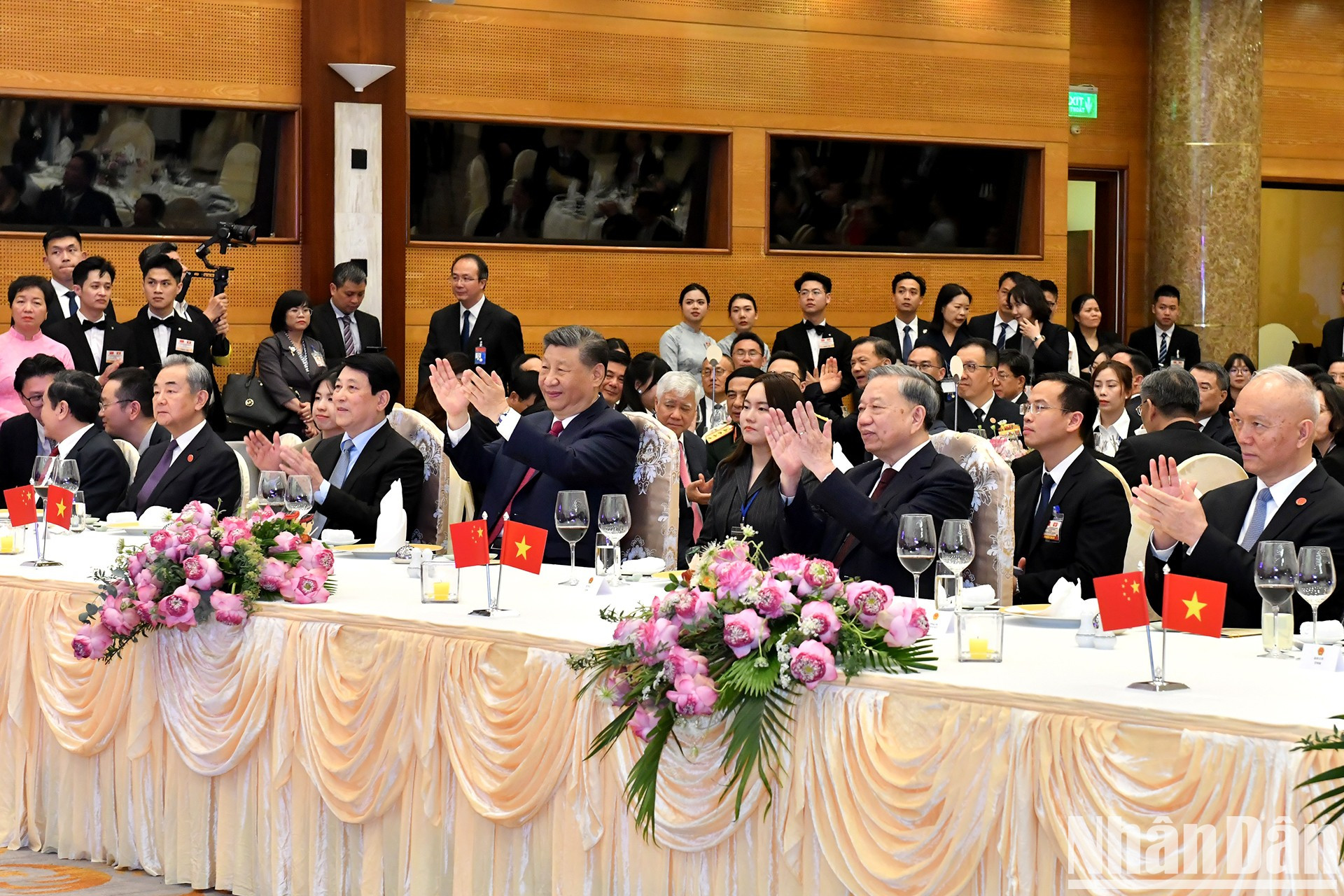 El secretario general To Lam, el presidente Luong Cuong, y el máximo dirigente de China, Xi Jinping, disfrutan de las actuaciones. El secretario general To Lam, el presidente Luong Cuong, y el máximo dirigente de China, Xi Jinping, disfrutan de las actuaciones.