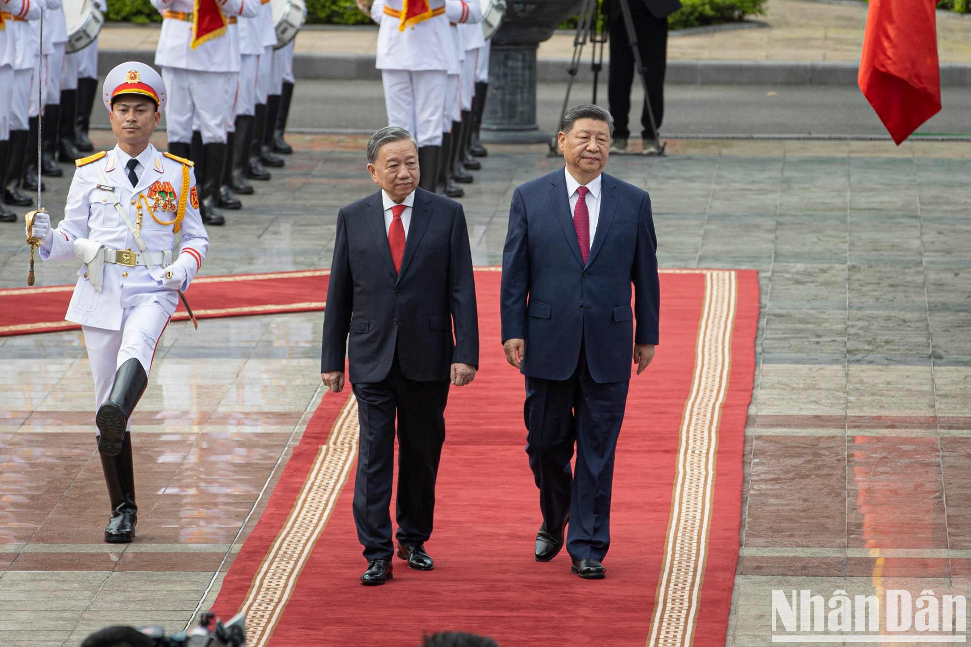 Los dos dirigentes pasan revista a la guardia de honor. Los dos dirigentes pasan revista a la guardia de honor.