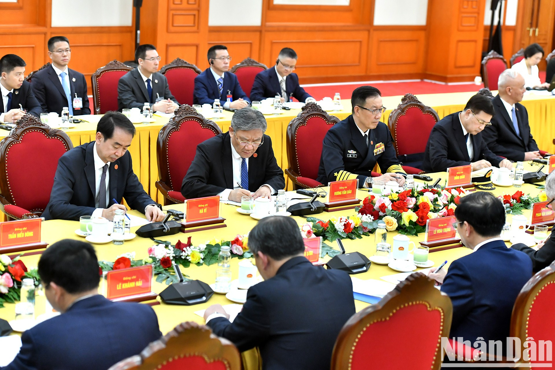 Altos funcionarios chinos que acompañan al secretario general y presidente Xi Jinping.