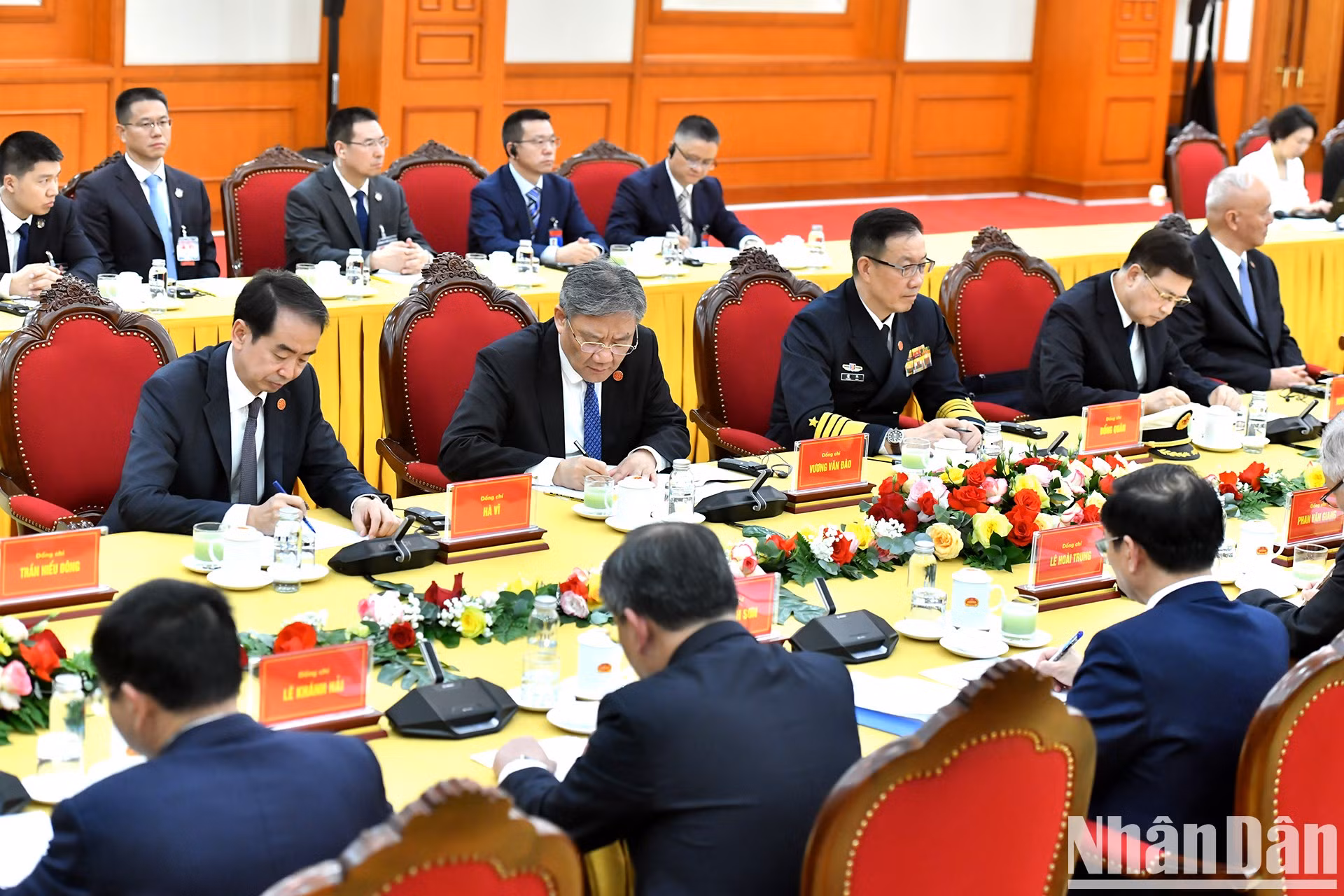 Altos funcionarios chinos que acompañan al secretario general y presidente Xi Jinping.
