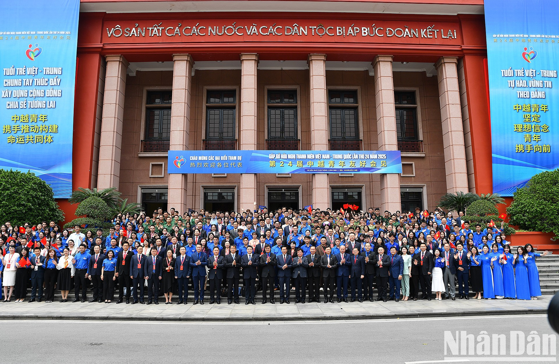 Los delegados posan para fotos. Los delegados posan para fotos.