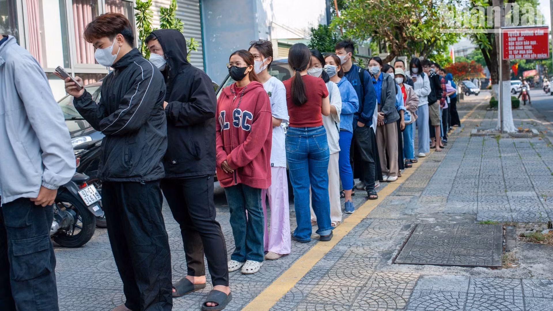 Gente haciendo cola desde primeras horas de la mañana al frente de la sede de la corresponsalía de Nhan Dan en la región central y la Altiplanicie Occidental.