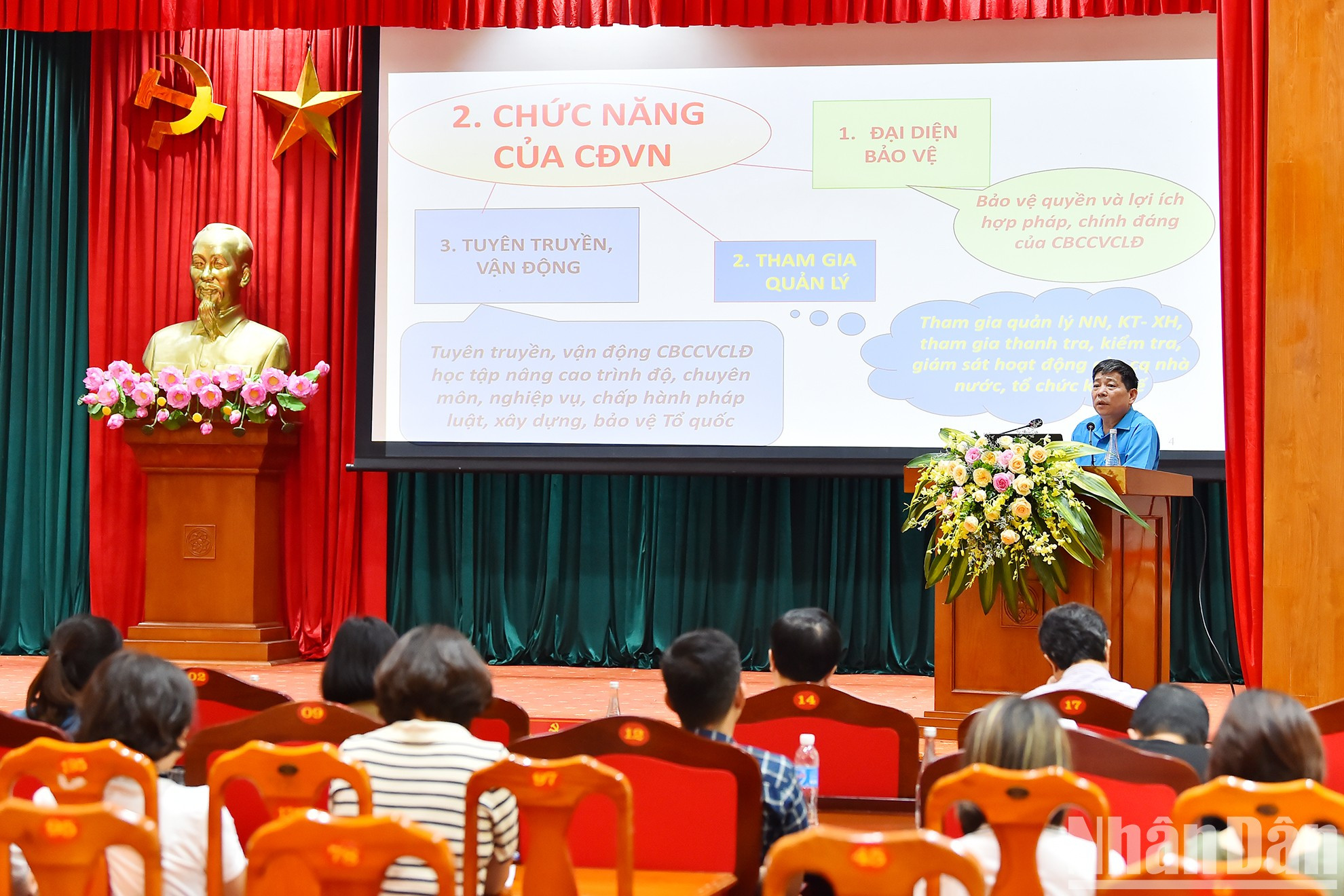 En la conferencia. En la conferencia.