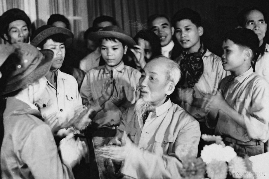 El Presidente Ho Chi Minh se reúne con jóvenes héroes del Sur en el Palacio Presidencial en 1968.