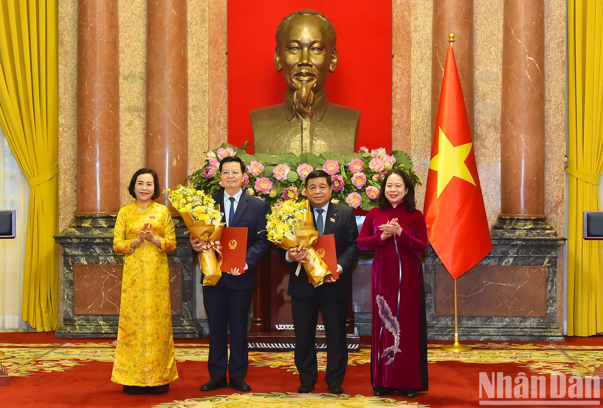 La vicepresidenta del país, Vo Thi Anh Xuan, y la vicepresidenta de la Asamblea Nacional Nguyen Thi Thanh felicitan a los electos subjefes de Gobierno. La vicepresidenta del país, Vo Thi Anh Xuan, y la vicepresidenta de la Asamblea Nacional Nguyen Thi Thanh felicitan a los electos subjefes de Gobierno.