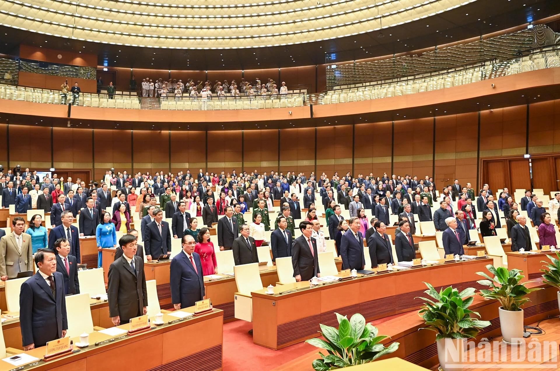 Dirigentes y exdirigentes del Partido y del Estado realizan el acto de saludo a bandera en la sesión inaugural de la reunión. Dirigentes y exdirigentes del Partido y del Estado realizan el acto de saludo a bandera en la sesión inaugural de la reunión.