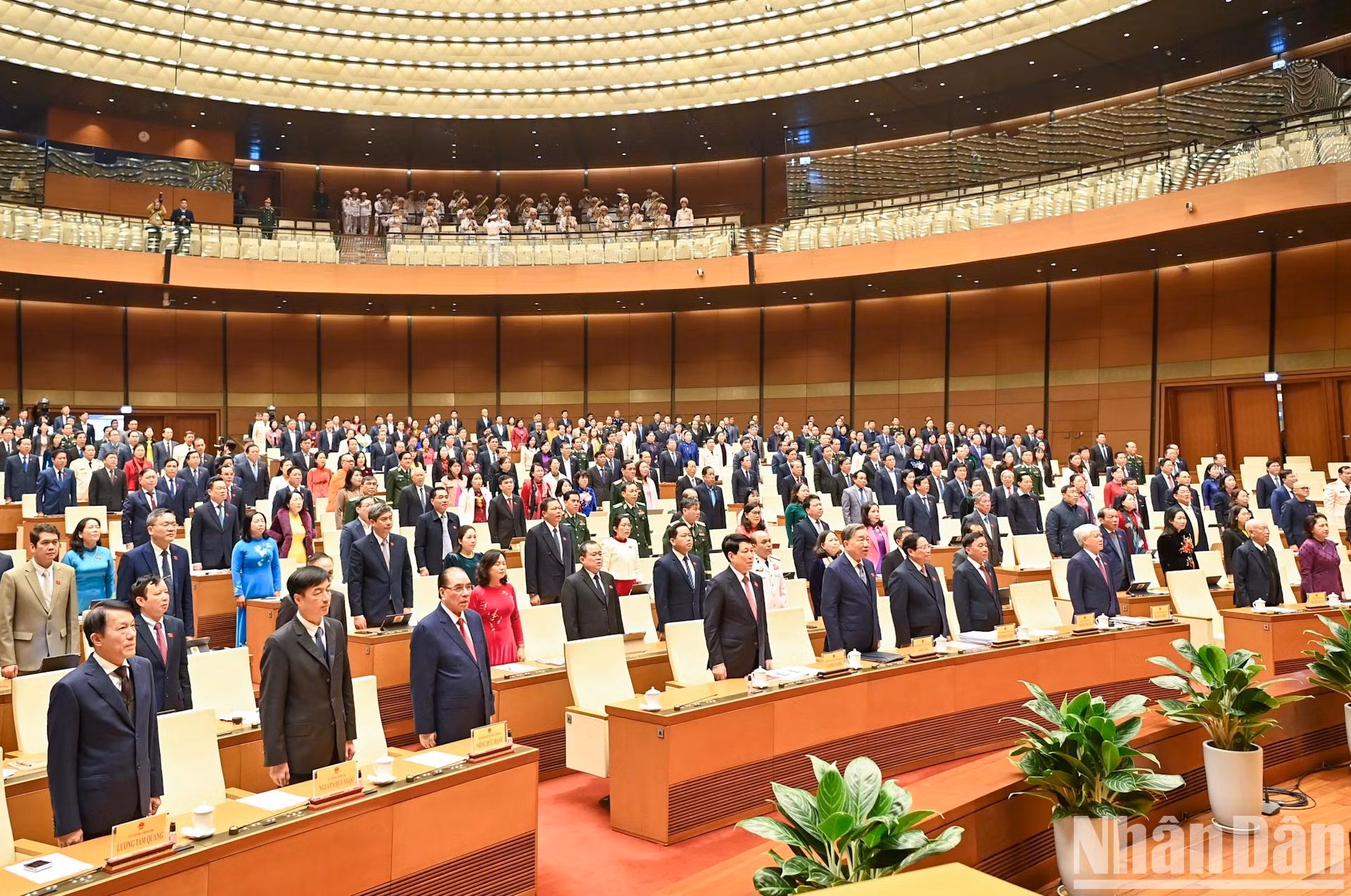 Dirigentes y exdirigentes del Partido y del Estado realizan el acto de saludo a bandera en la sesión inaugural de la reunión.