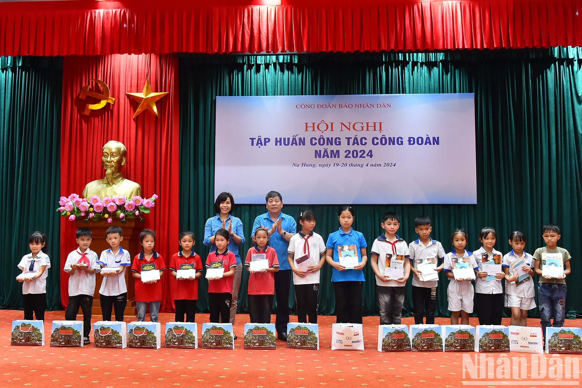 La presidenta del Sindicato del citado periódico, Tran Thi Kieu Thanh Binh, y el vicepresidente permanente del Sindicato de Empleados Públicos de Vietnam, Nguyen Van Dong, entregan regalos de ánimo de los alumnos necesitados. La presidenta del Sindicato del citado periódico, Tran Thi Kieu Thanh Binh, y el vicepresidente permanente del Sindicato de Empleados Públicos de Vietnam, Nguyen Van Dong, entregan regalos de ánimo de los alumnos necesitados.