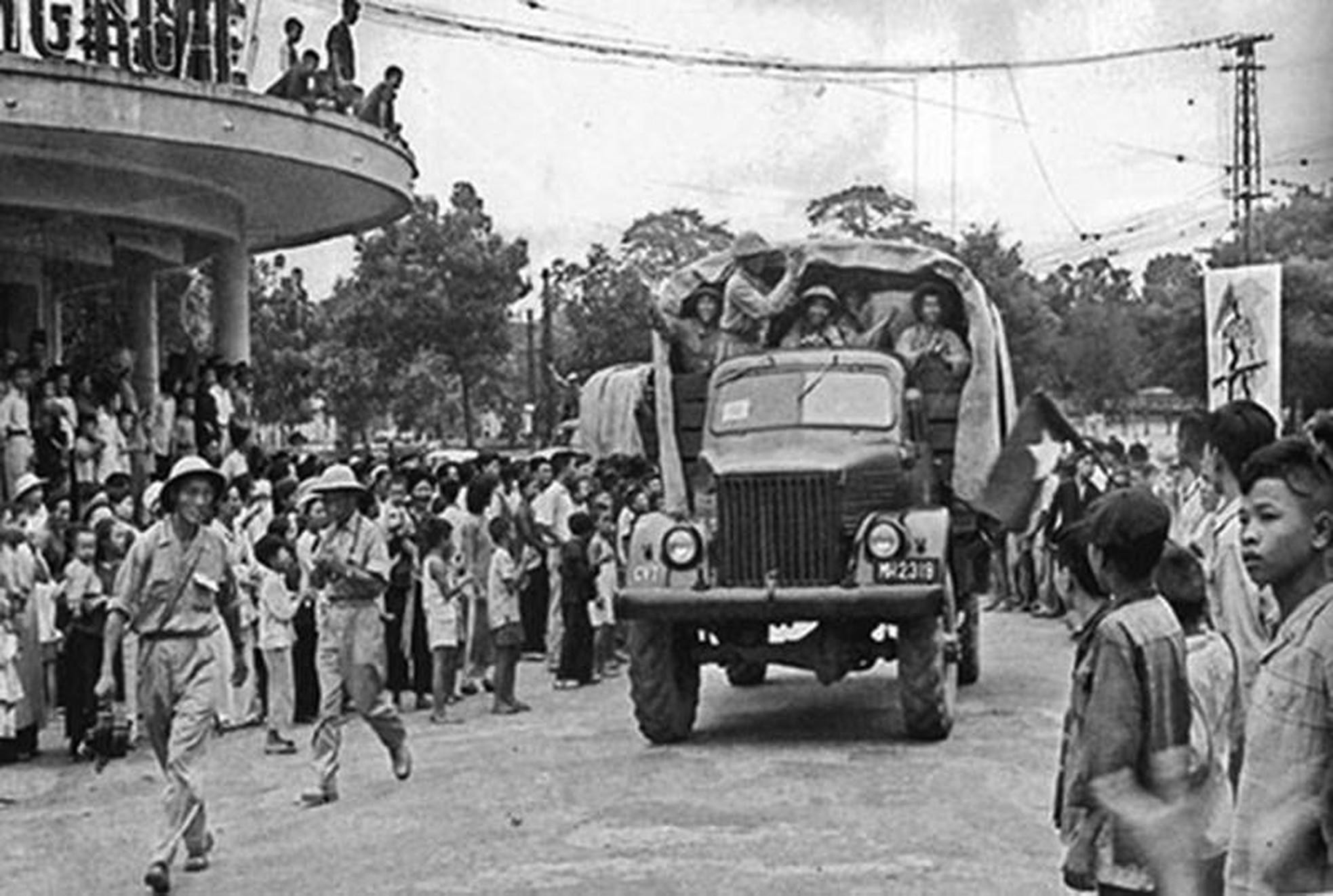 La División 308 entró al cruce del lago Hoan Kiem entre los vítores del pueblo capitalino en la mañana del 10 de octubre de 1954.