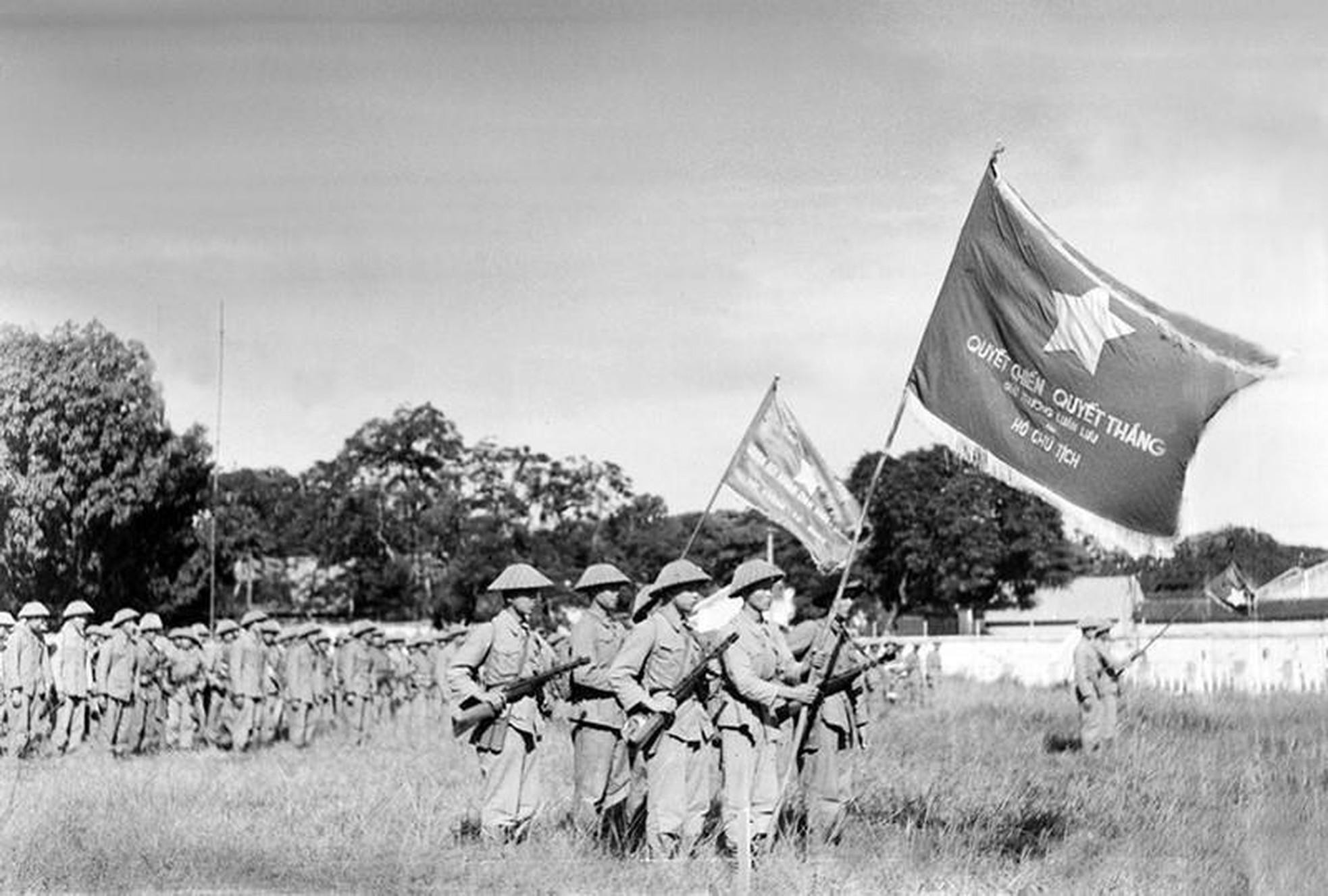 Una unidad del Regimiento de la Capital con la bandera “Quyet chien, quyet thang” (Decididos a luchar, decididos a vencer) condecorada por el Presidente Ho Chi Minh, asiste al histórico acto de saludo a la bandera nacional.