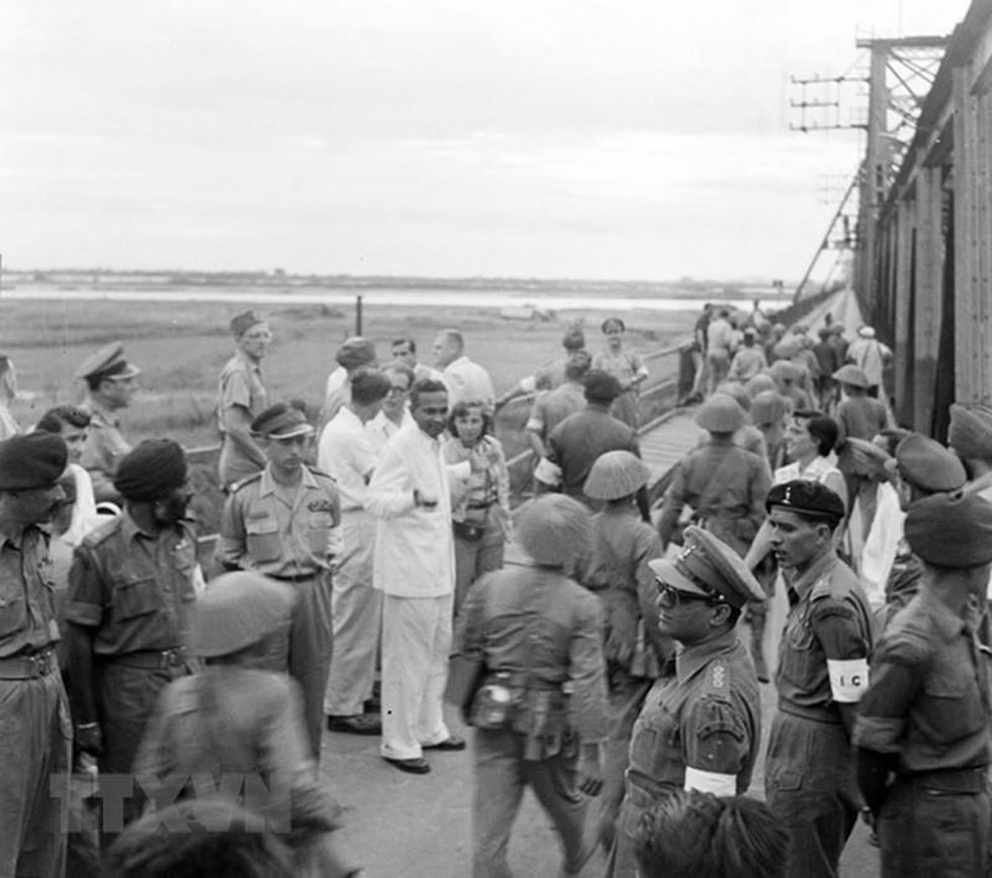 Una unidad militar vietnamita entra por el puente de Long Bien para asumir el control de Hanói, en presencia de una delegación de la Comisión Internacional de Seguimiento y Control de la Implementación del Acuerdo de Ginebra y observadores internacionales, la tarde del 9 de octubre de 1954.