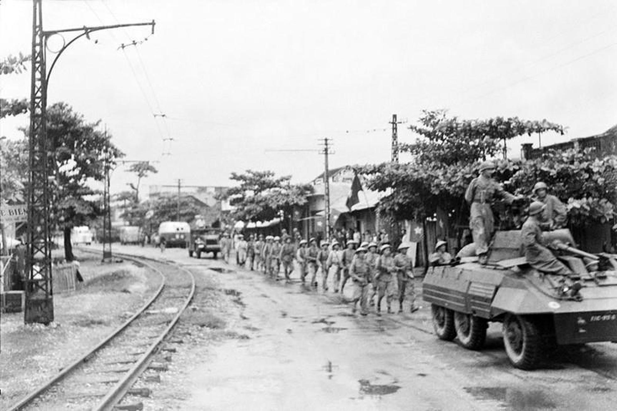 Un día antes, el Ejército Popular de Vietnam marchó por varias rutas desde los suburbios para tomar el control de Hanói, que estaba en manos de los franceses. En la imagen, soldados del Regimiento de la Capital entran por la puerta de Cau Giay.