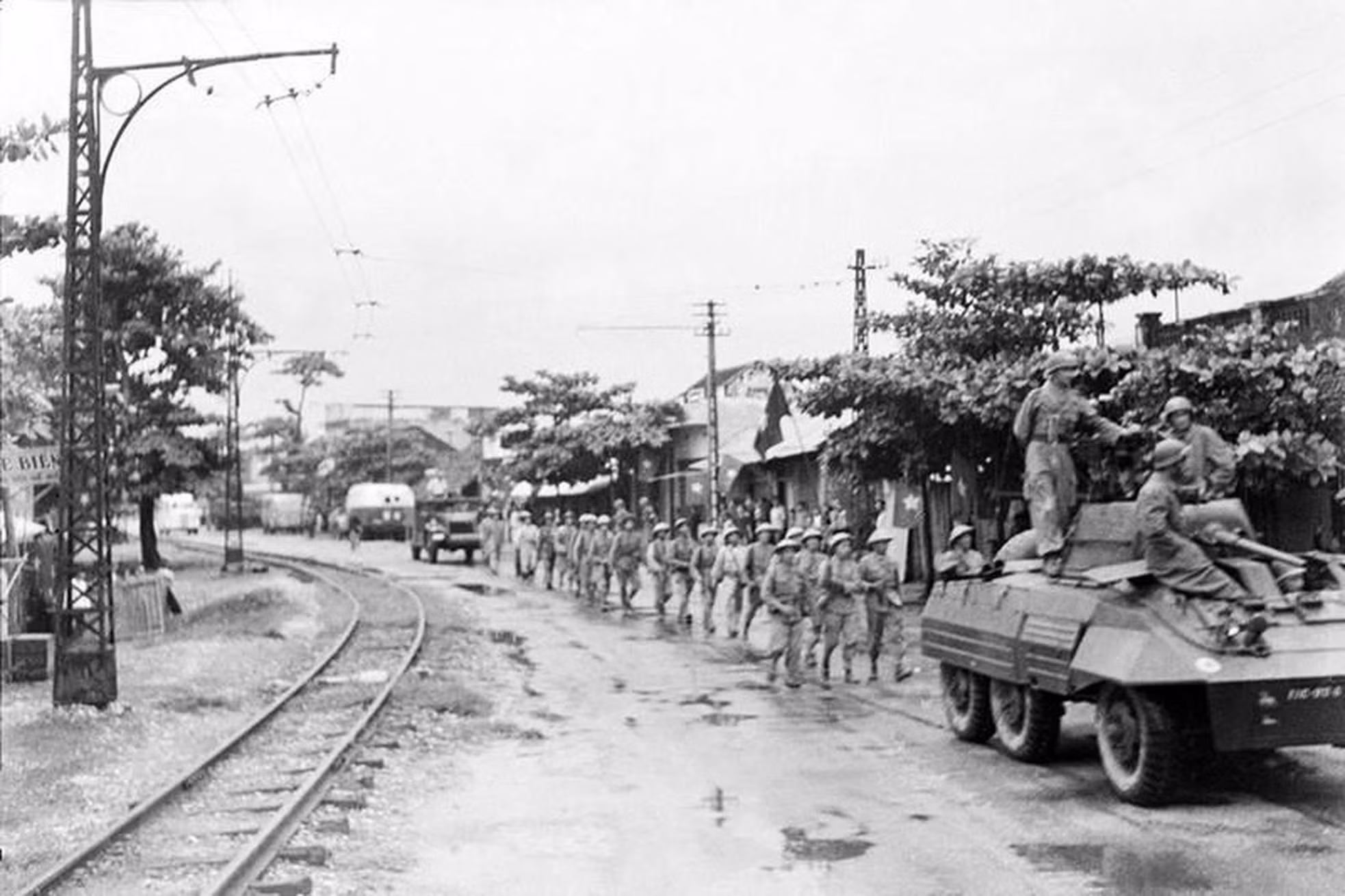 Un día antes, el Ejército Popular de Vietnam marchó por varias rutas desde los suburbios para tomar el control de Hanói, que estaba en manos de los franceses. En la imagen, soldados del Regimiento de la Capital entran por la puerta de Cau Giay.